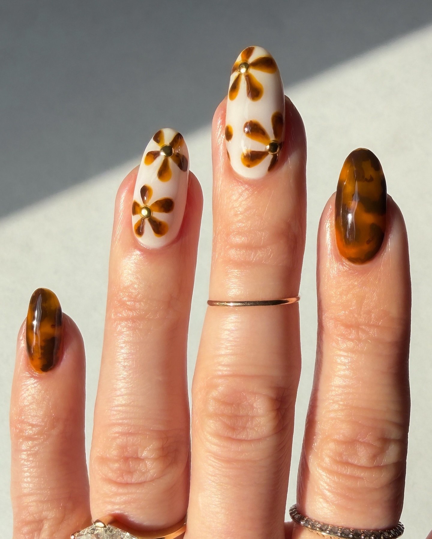 27 September Nails 2026 Trends You Must See 26 Retro Floral Tortoiseshell Mix Almond Nails