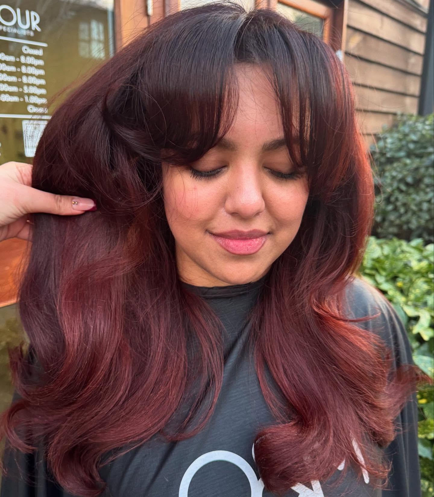 25 Cherry Cola Hair Colors Taking Over 2026 27 Rich Cherry Cola Waves With Face-Framing Bangs