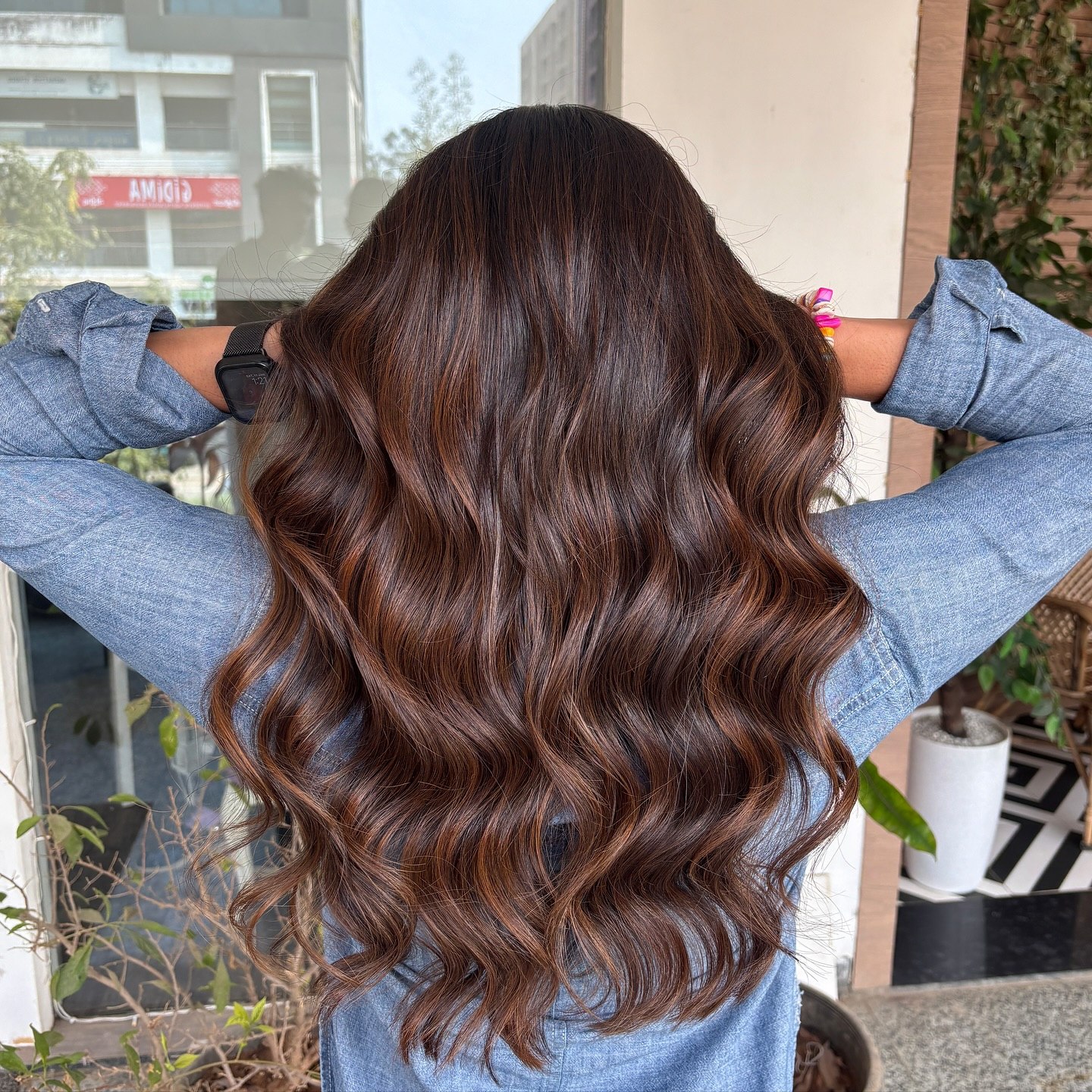 25 Stunning Brown Cinnamon Hair Color Ideas for 2026 16 Rich Cinnamon Balayage With Loose Waves