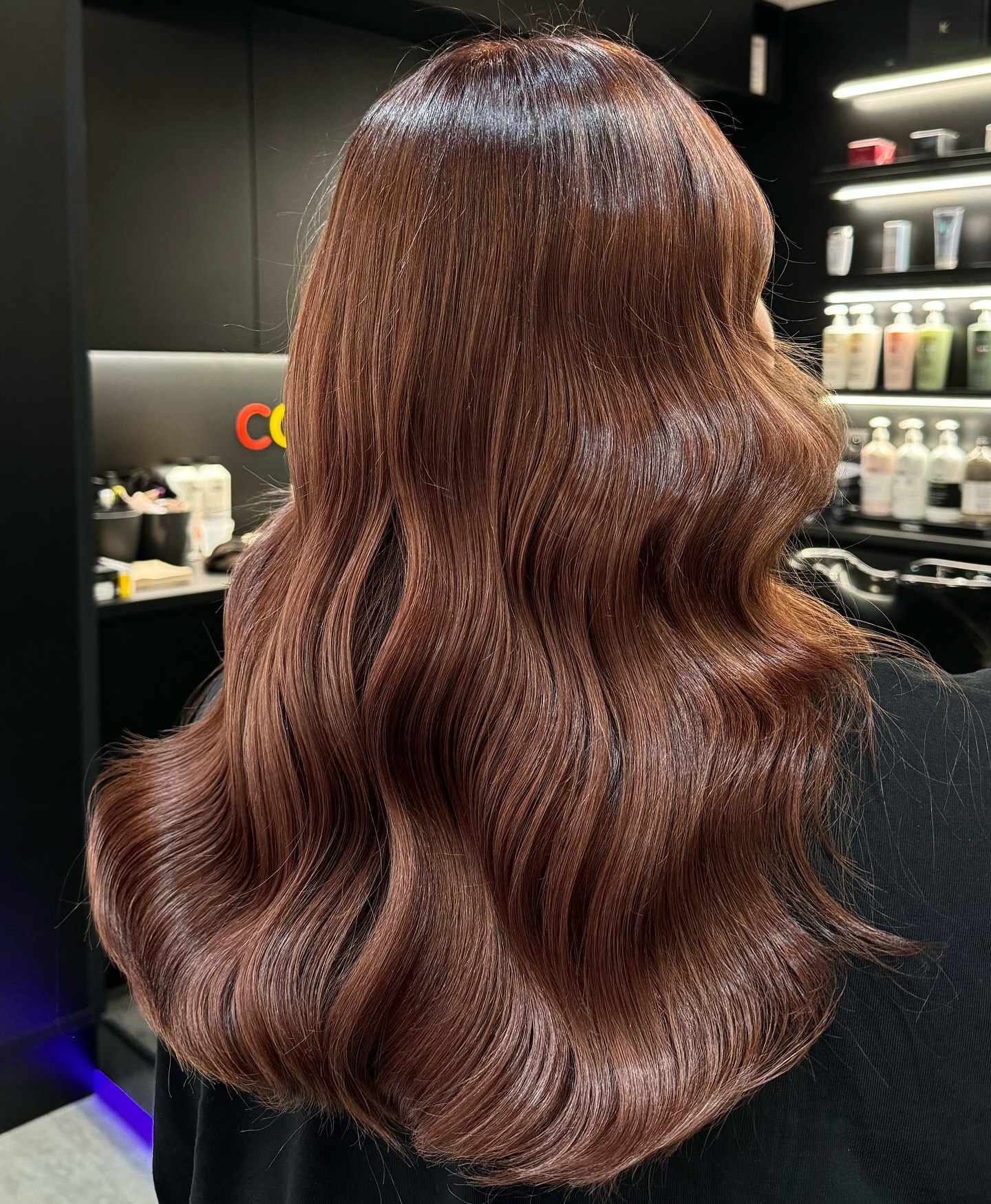 25 Stunning Brown Cinnamon Hair Color Ideas for 2026 5 Rich Cinnamon Melt With Soft Hollywood Waves