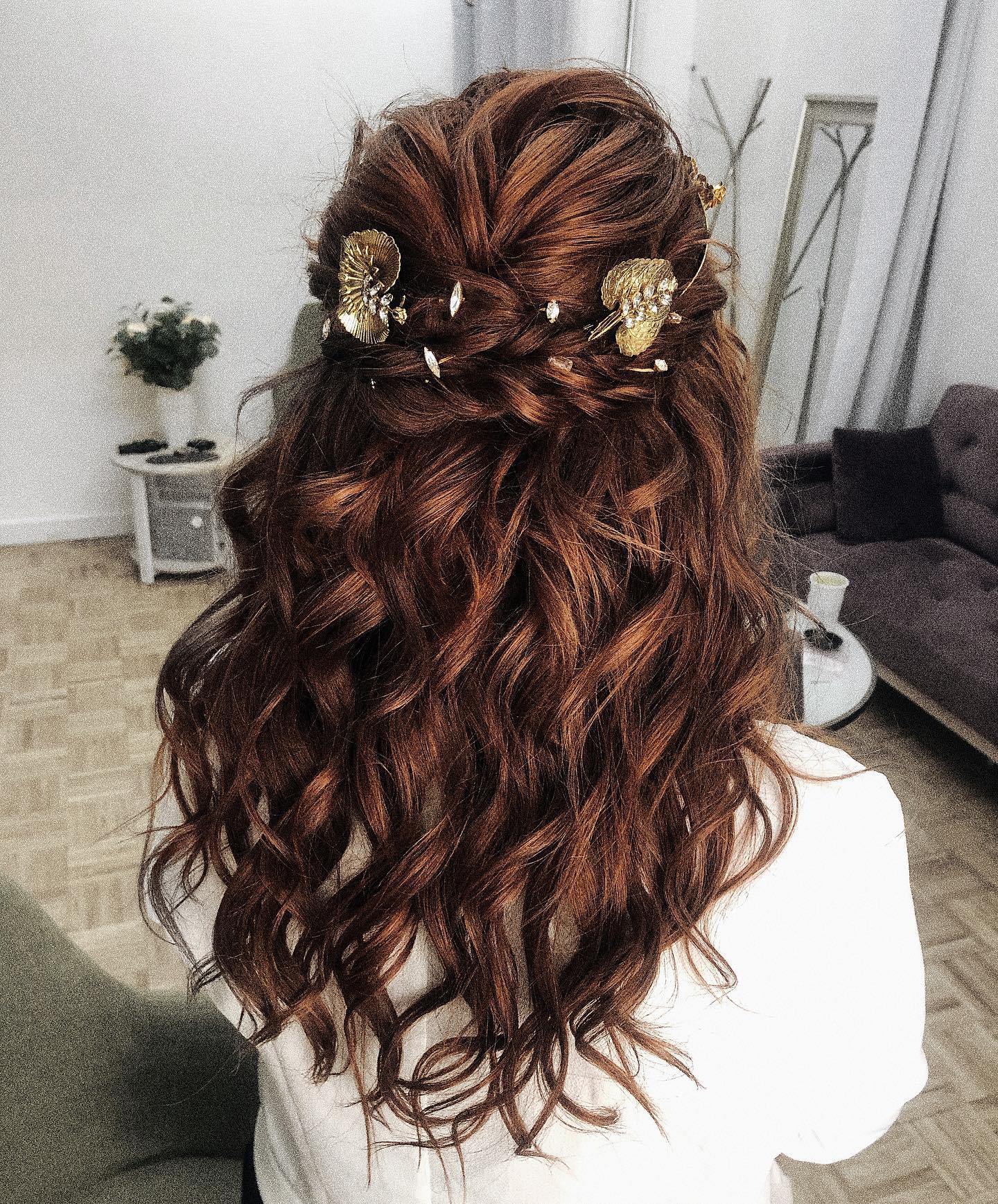 27 Stunning Fall Hairstyles You Need To Try In 2026 25 Romantic Copper Waves With Vintage Hair Accessories