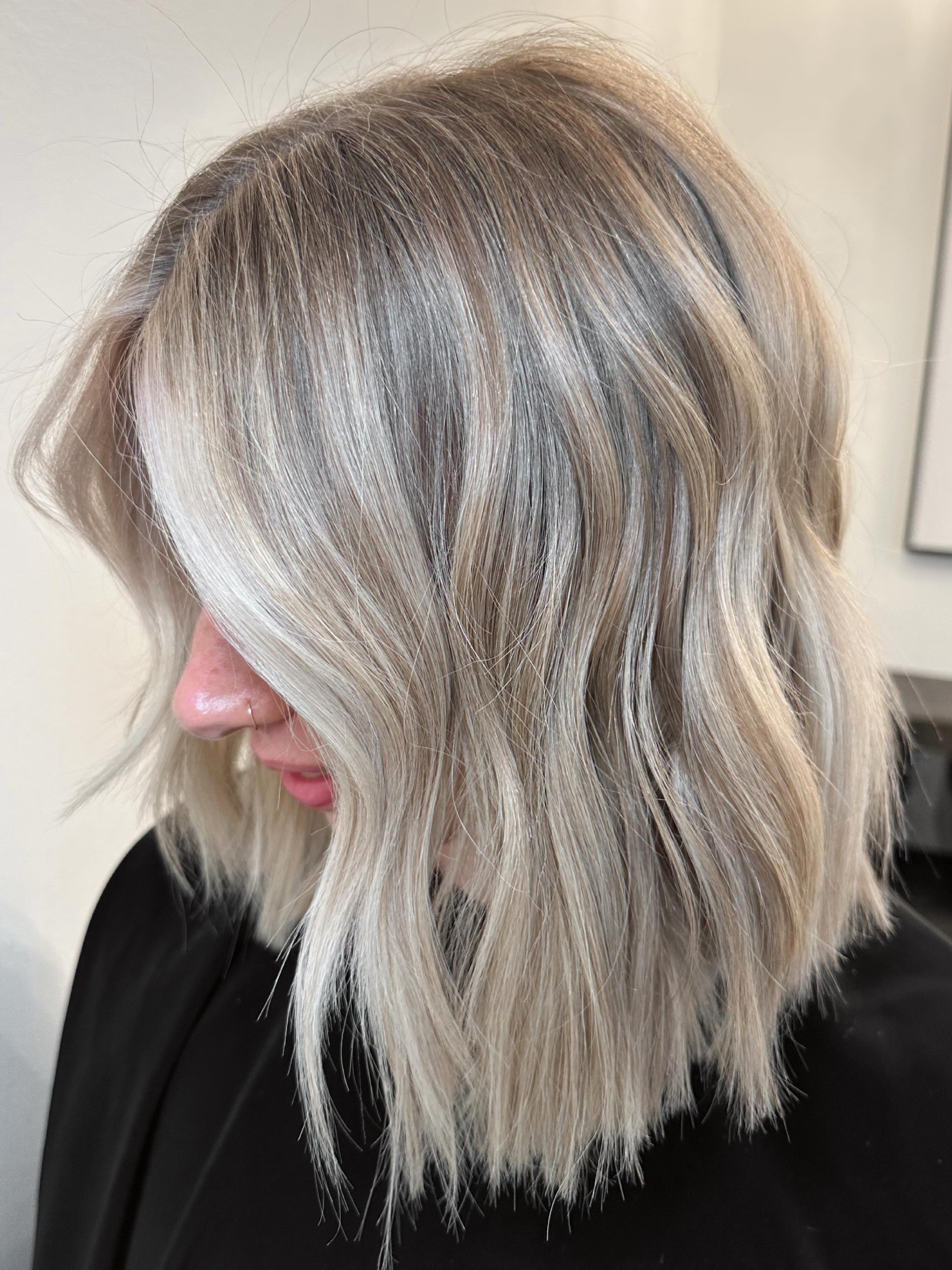 27 Stunning Fall Hair Colors for Blondes 2026 22 Sandy Blonde Beach Waves With Subtle Face Framing