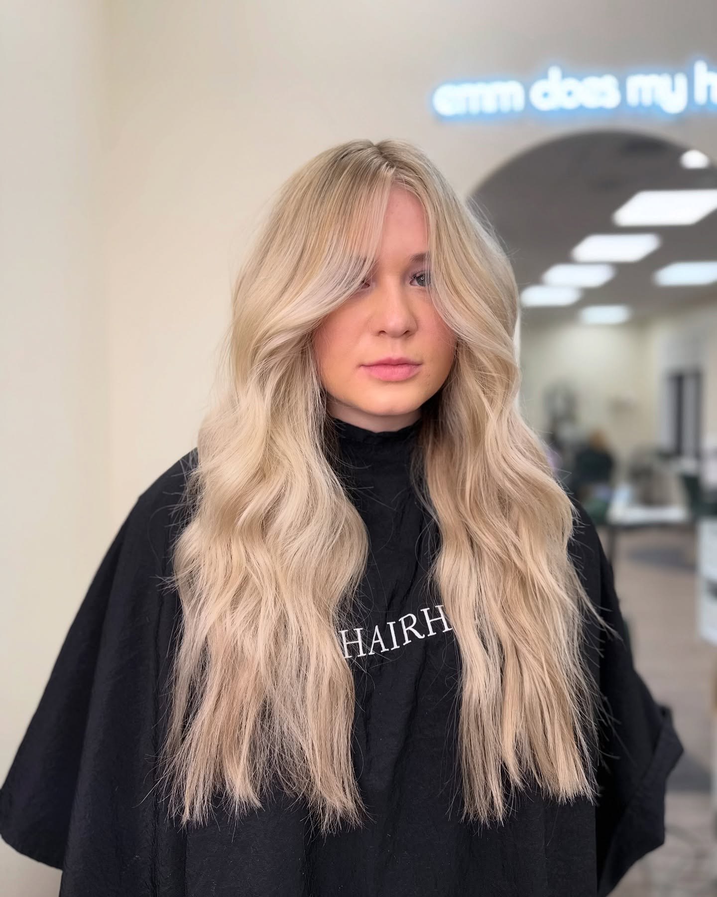27 Stunning Fall Hairstyles You Need To Try In 2026 22 Sandy Blonde Waves With Face-Framing Layers