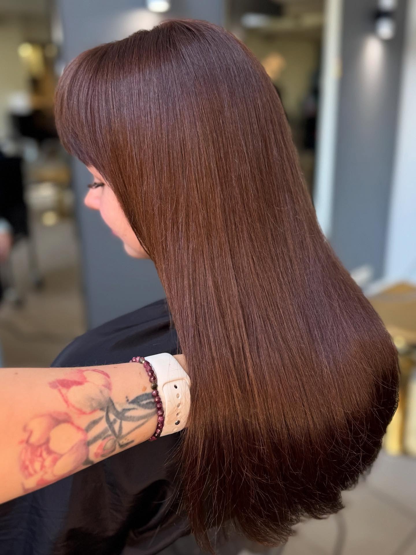 25 Stunning Brown Cinnamon Hair Color Ideas for 2026 4 Seamless Cinnamon Brown Glossy Shoulder Length Hair