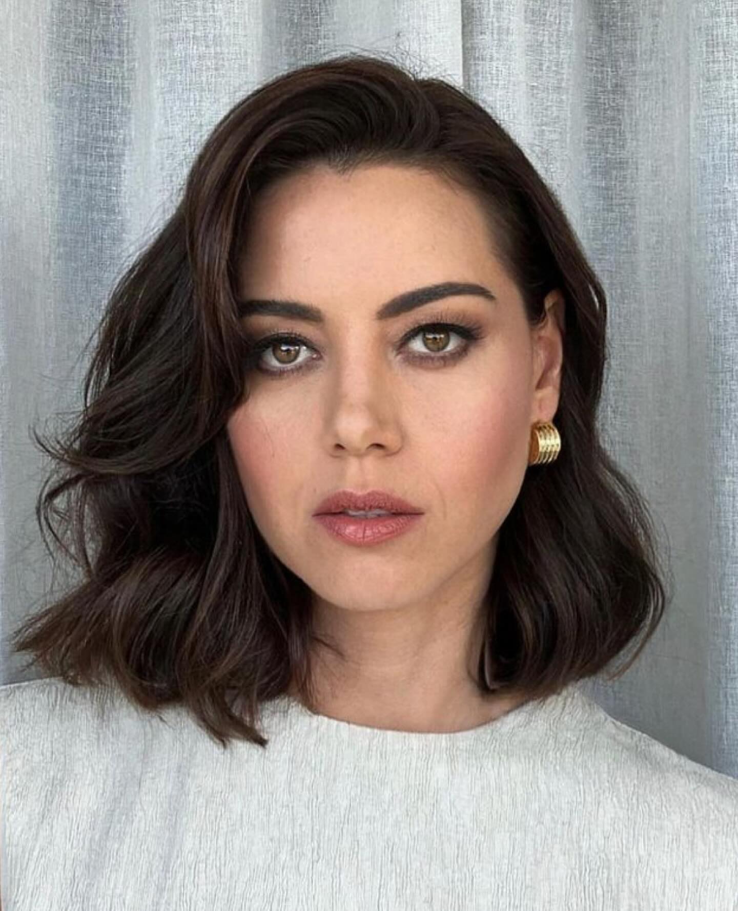 25 Fall Haircuts 2026 You Need To See Now 11 Soft Textured Waves With Deep Side Part