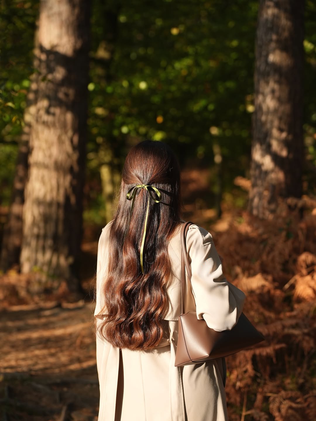 27 Stunning Fall Hairstyles You Need To Try In 2026 10 Soft Waves With A Chic Ribbon Accent