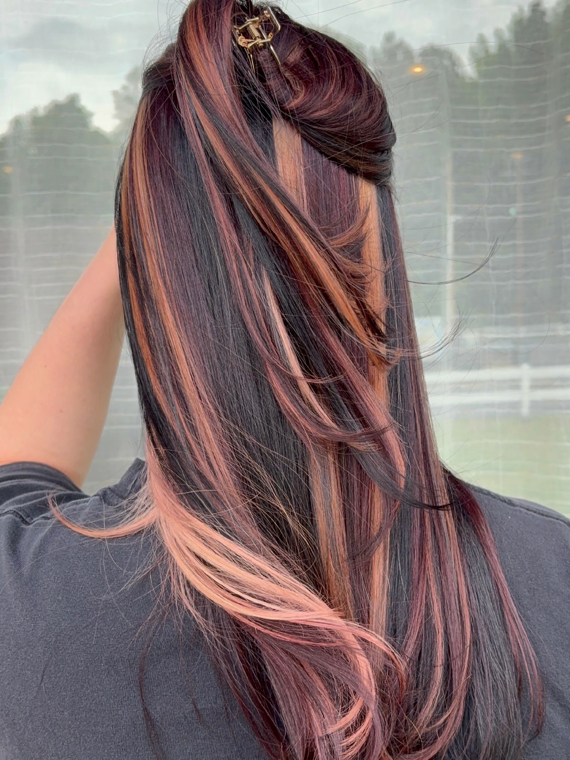 27 Stunning Fall Hair Colors for Brunettes 2026 16 Subtle Rose Gold Streaks On Deep Brunette Waves