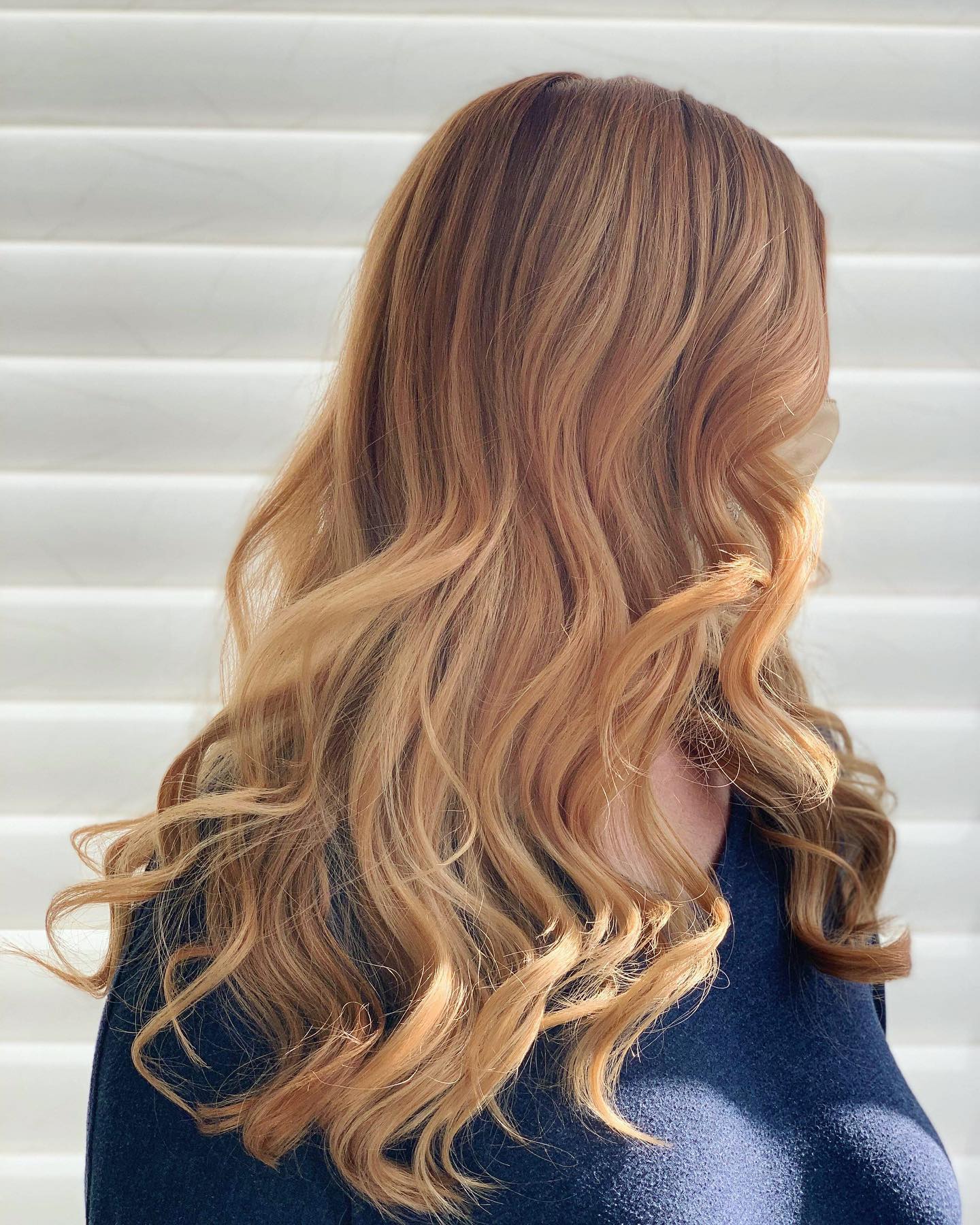 27 Stunning Fall Hair Colors for Blondes 2026 18 Sun-Kissed Amber Waves With Warm Blonde Highlights