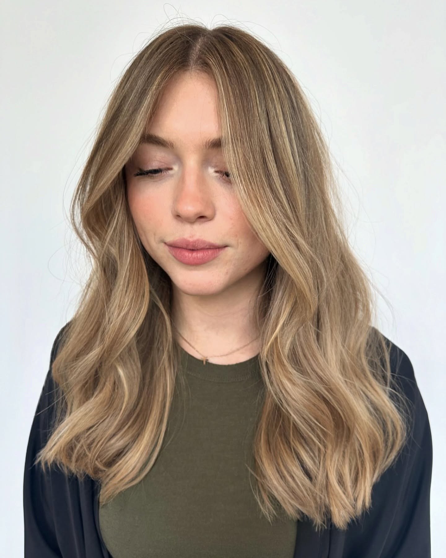 27 Stunning Fall Hair Colors for Blondes 2026 8 Sun-Kissed Honey Blonde Balayage With Soft Waves