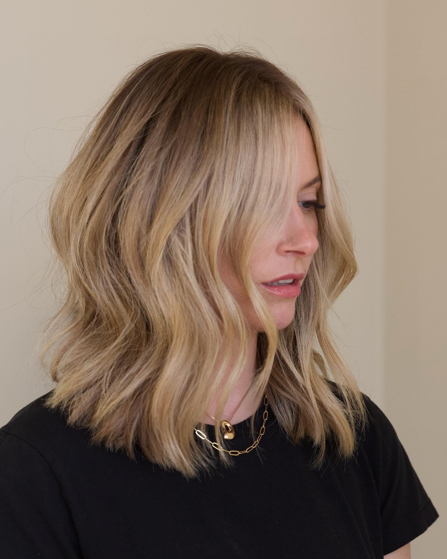 27 Stunning Fall Hair Colors for Blondes 2026 5 Sun-Kissed Honey Blonde Loose Waves