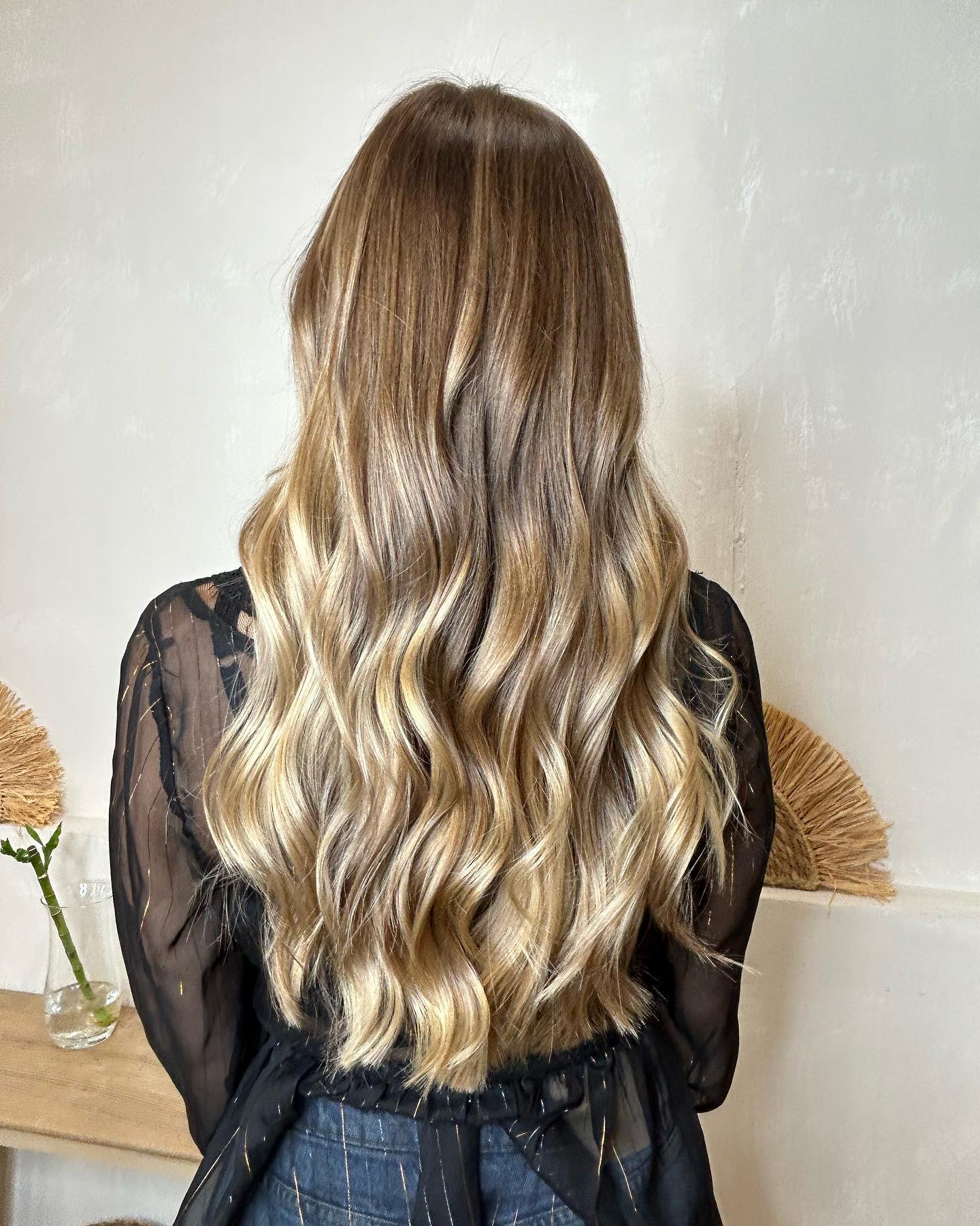 27 Stunning Fall Hair Colors for Blondes 2026 12 Sun-Kissed Honey Blonde Waves with Subtle Layers