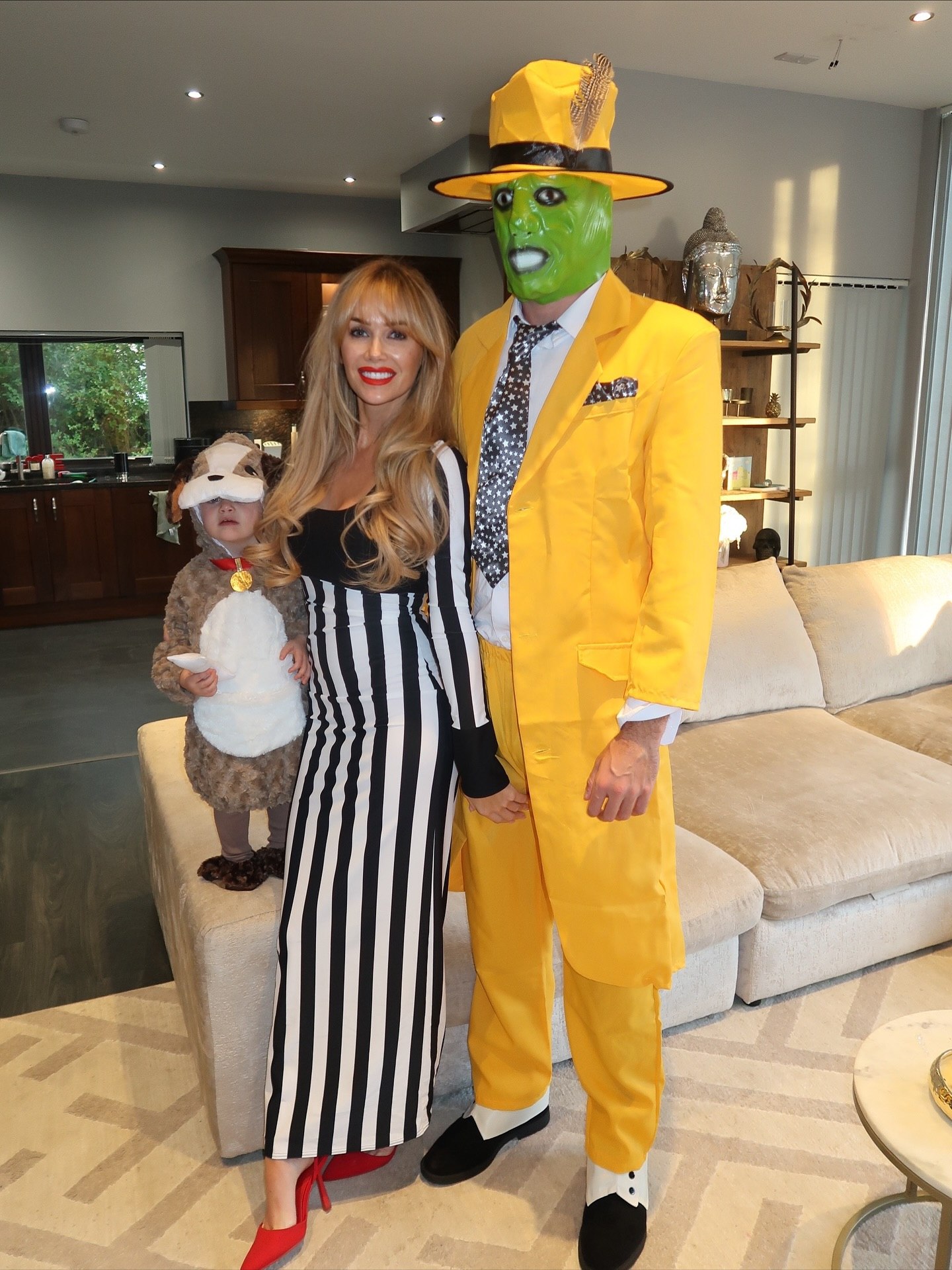 25 Hilarious Halloween Costumes for 2026 You Can’t Miss 9 The Mask Couple's Costume In Yellow Tux