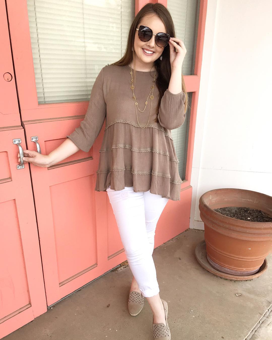 30 Transitional Fall Outfits You Need Now 25 Tiered Mocha Blouse With White Capris And Espadrilles