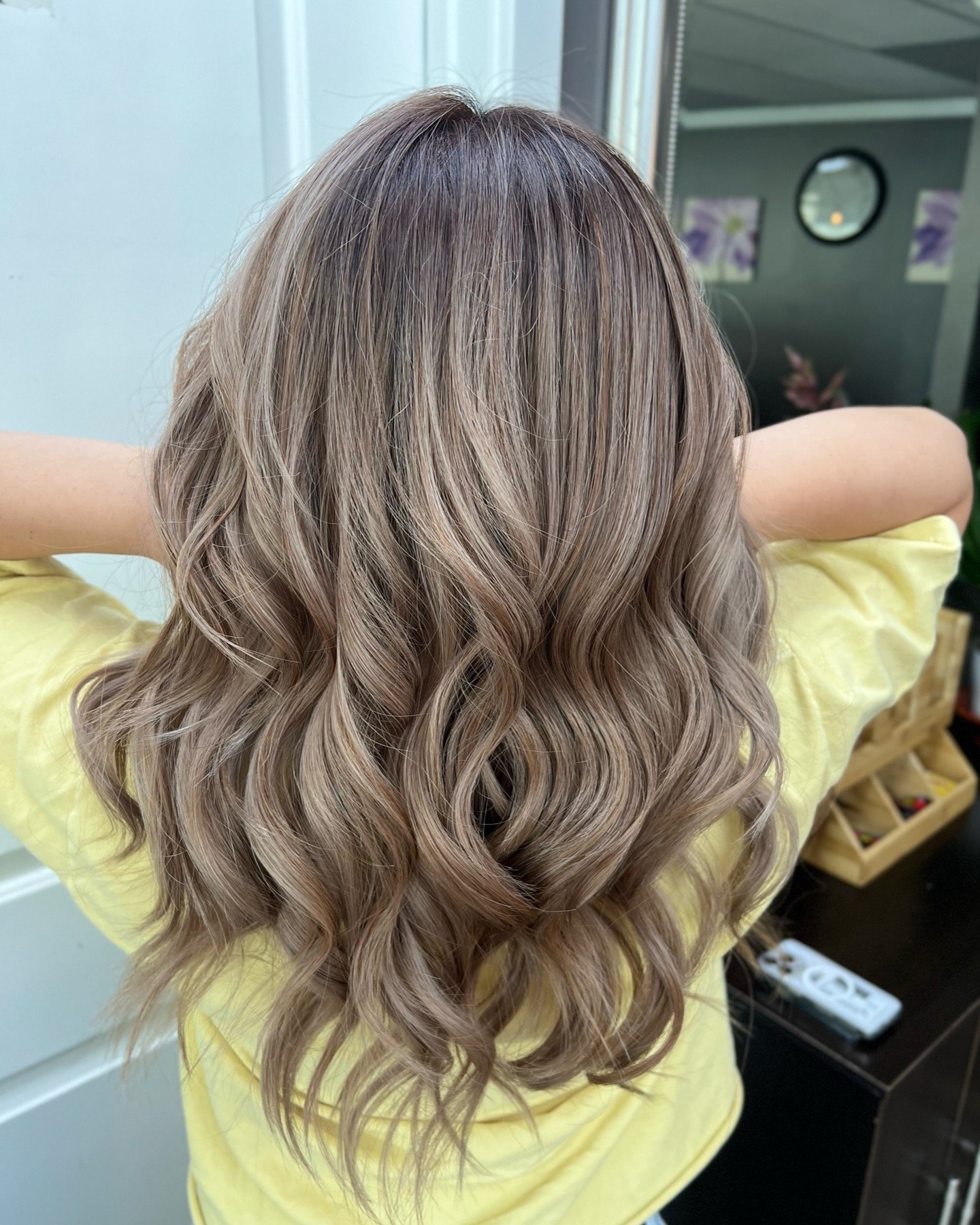 27 Stunning Fall Hairstyles You Need To Try In 2026 26 Tousled Bronde Waves With Dark Root