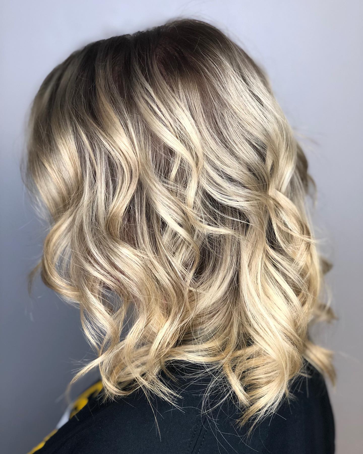 27 Stunning Fall Hair Colors for Blondes 2026 14 Tousled Honey Blonde Waves With Shadow Root