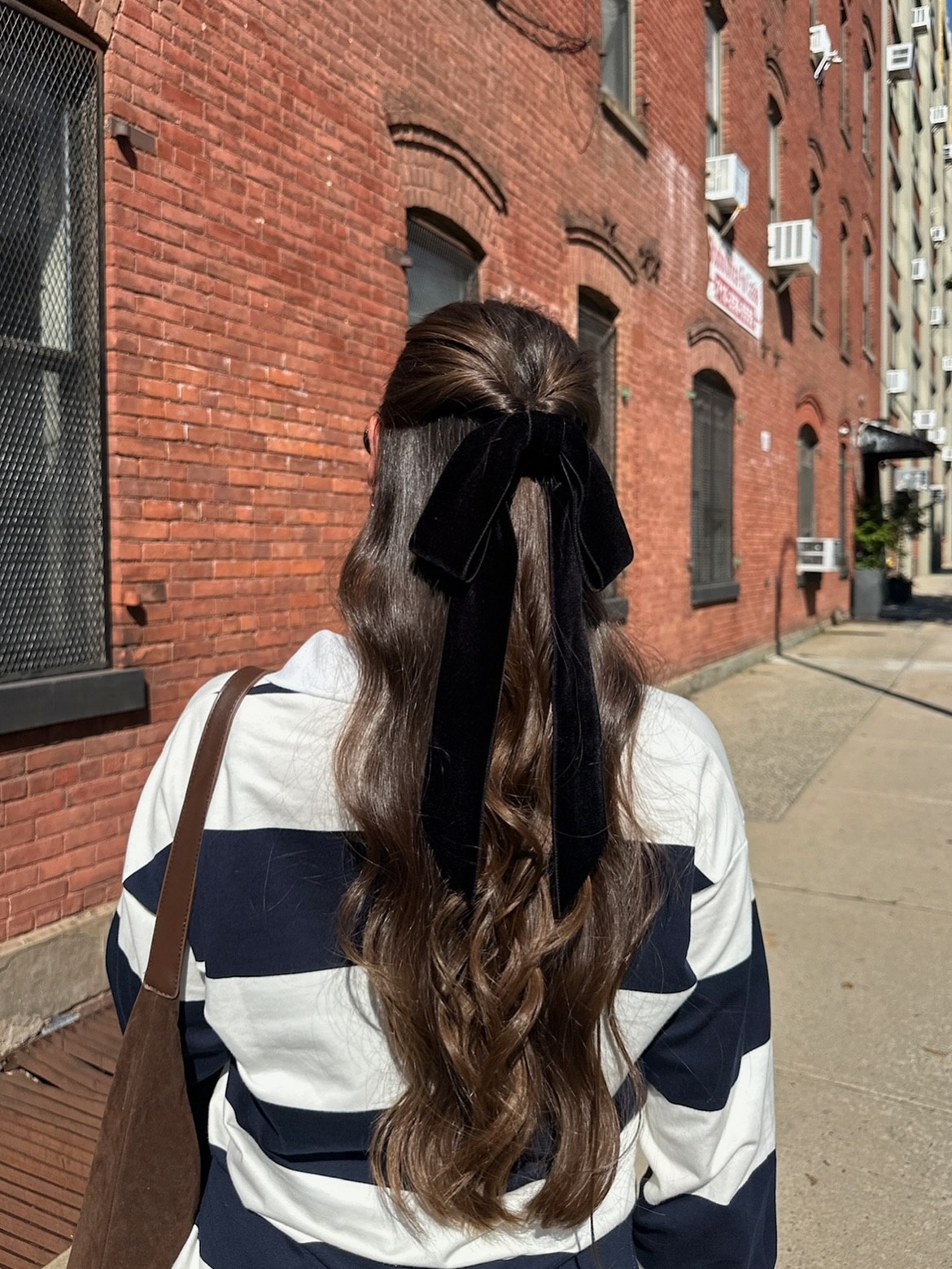 27 Stunning Fall Hairstyles You Need To Try In 2026 5 Velvet Bow Half Up Half Down Waves