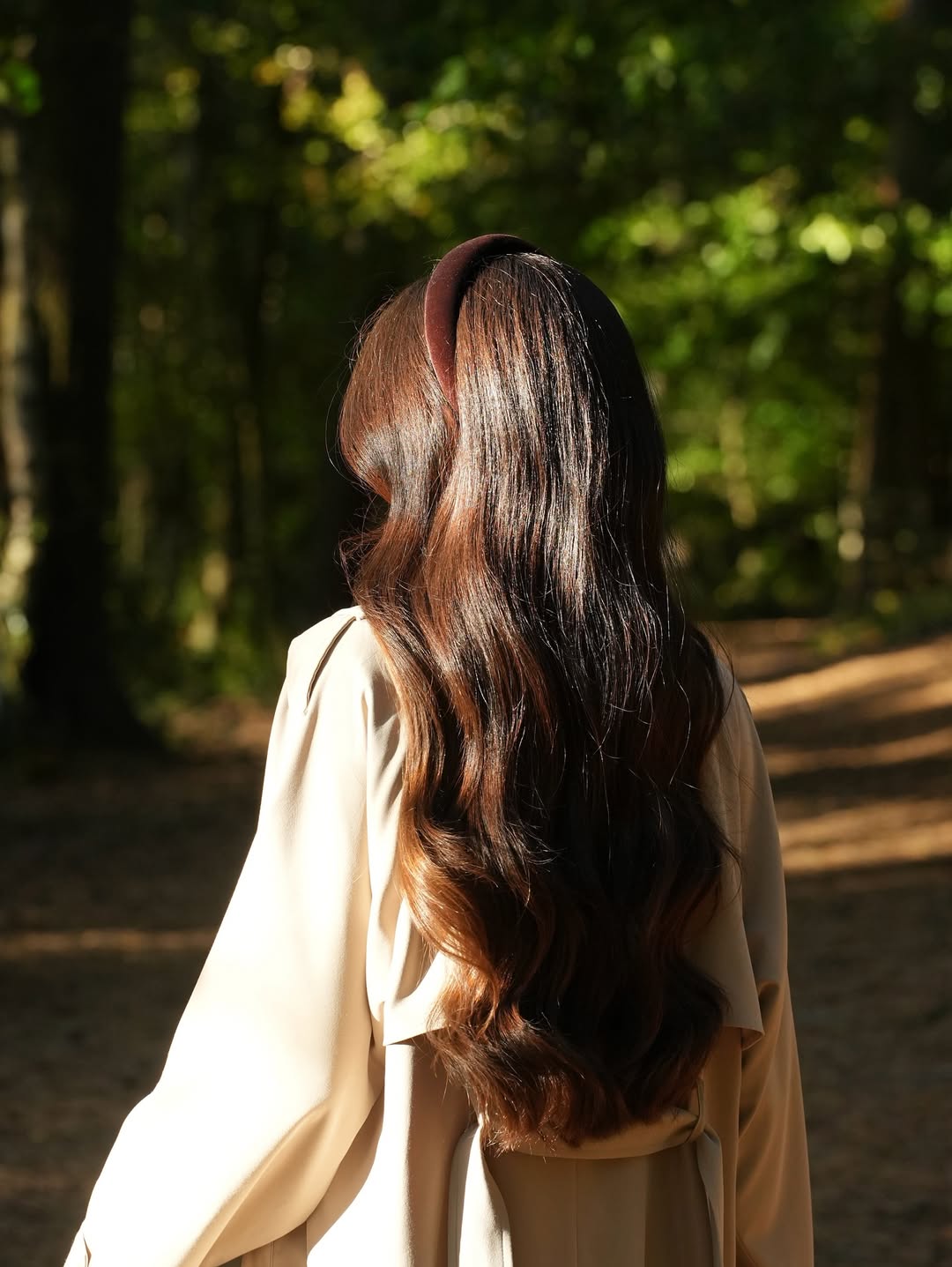 27 Stunning Fall Hairstyles You Need To Try In 2026 11 Velvet Headband With Cascading Chocolate Brown Waves