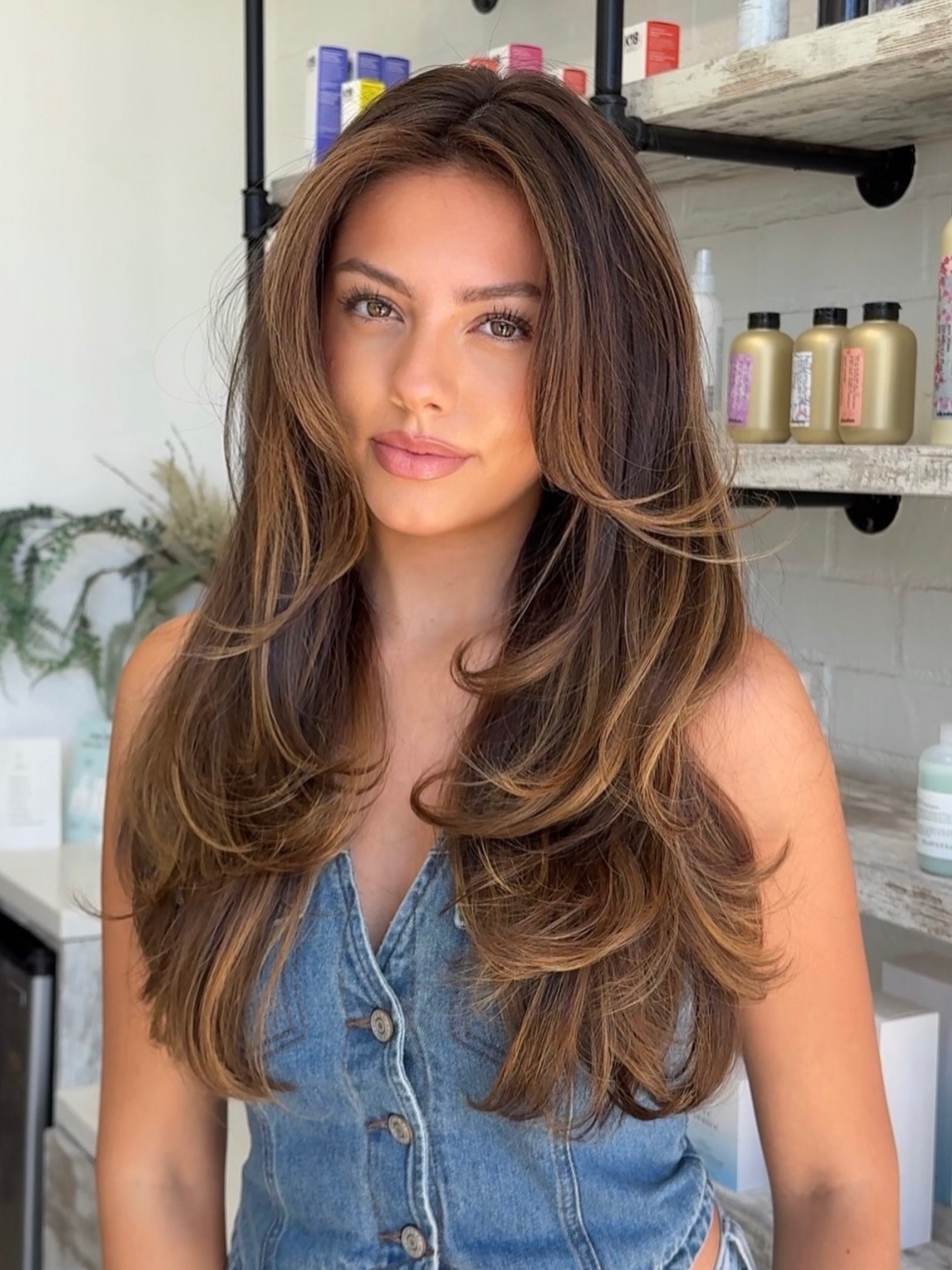 27 Stunning Fall Hair Colors for Brunettes 2026 23 Voluminous Blowout With Warm Honey Balayage
