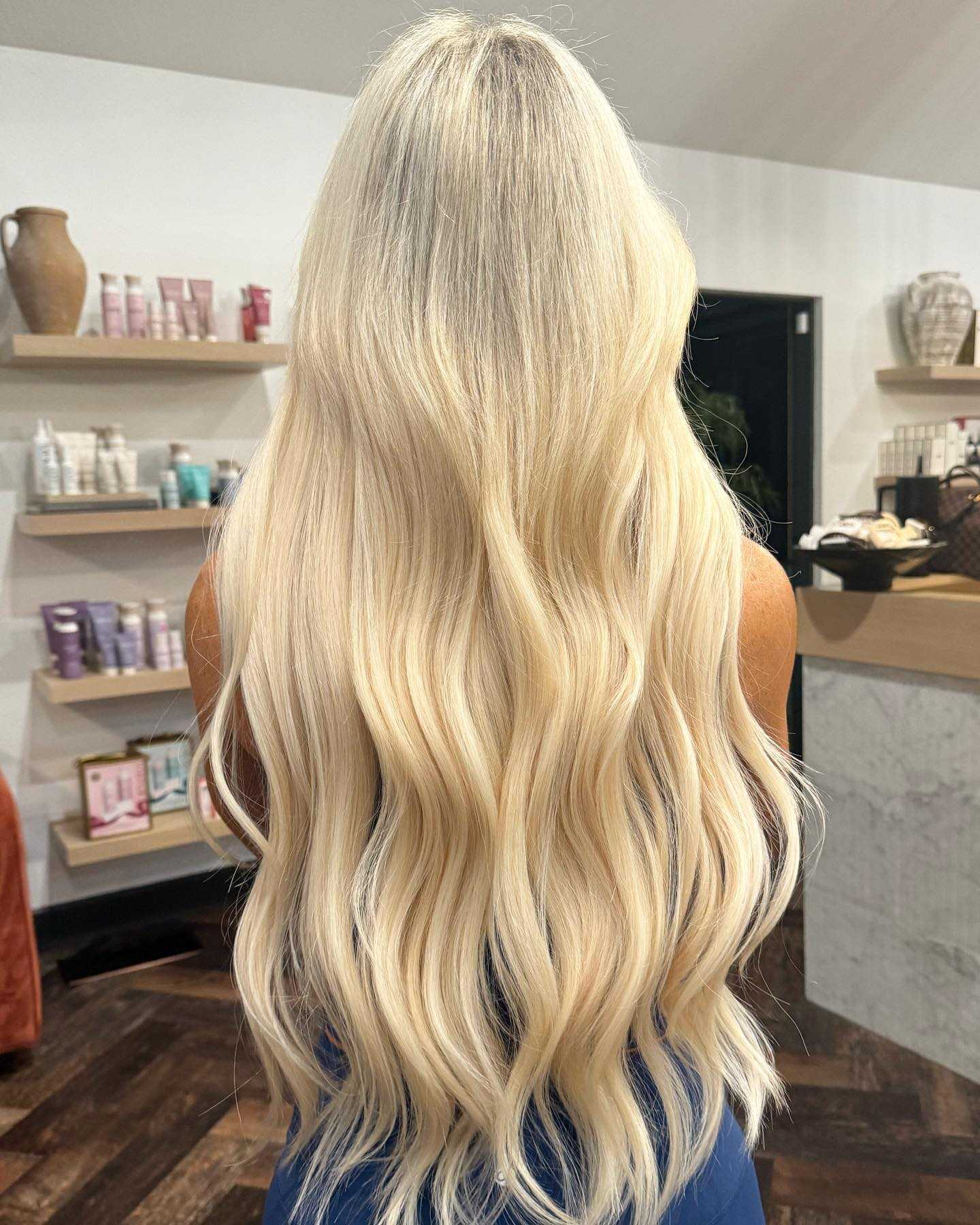 27 Stunning Fall Hairstyles You Need To Try In 2026 15 Voluminous Honey Blonde Waves With Face Framing Layers