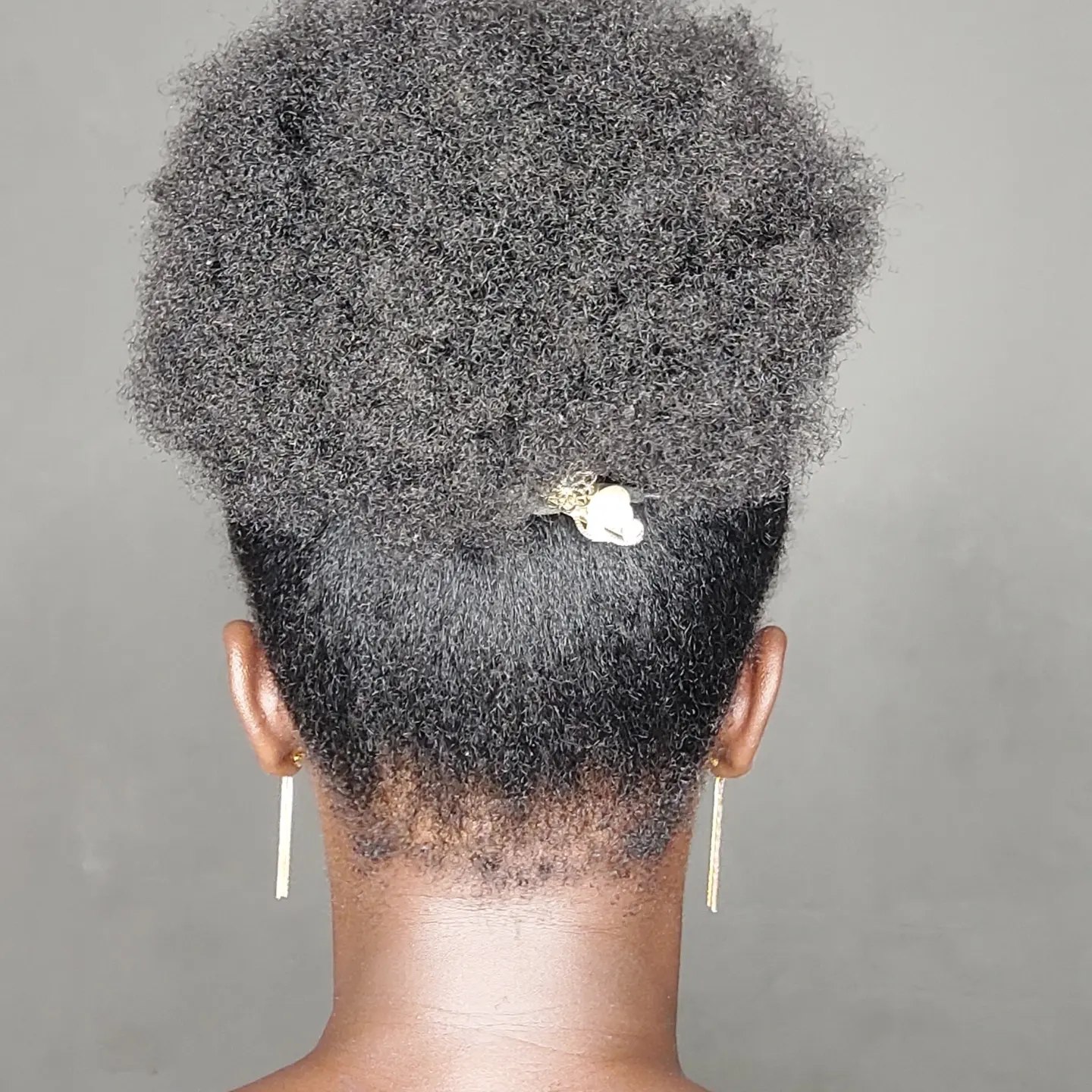 25 Stunning Type 4c Hairstyles You’ll See Everywhere in 2026 21 Voluminous Type 4C Afro With Elegant Barrette