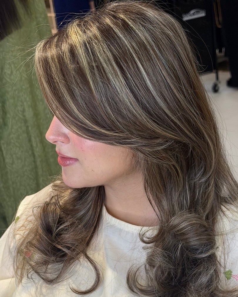 25 Stunning Fall Hair Colors for Brown Hair in 2026 8 Warm Blonde Money Piece With Soft Waves