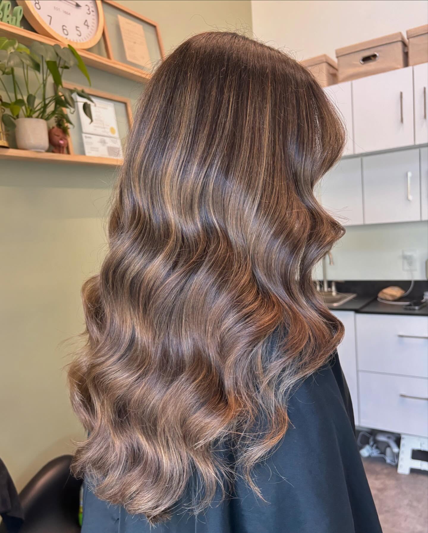 25 Stunning Fall Hair Colors for Brown Hair in 2026 18 Warm Bronde Balayage With Loose Waves
