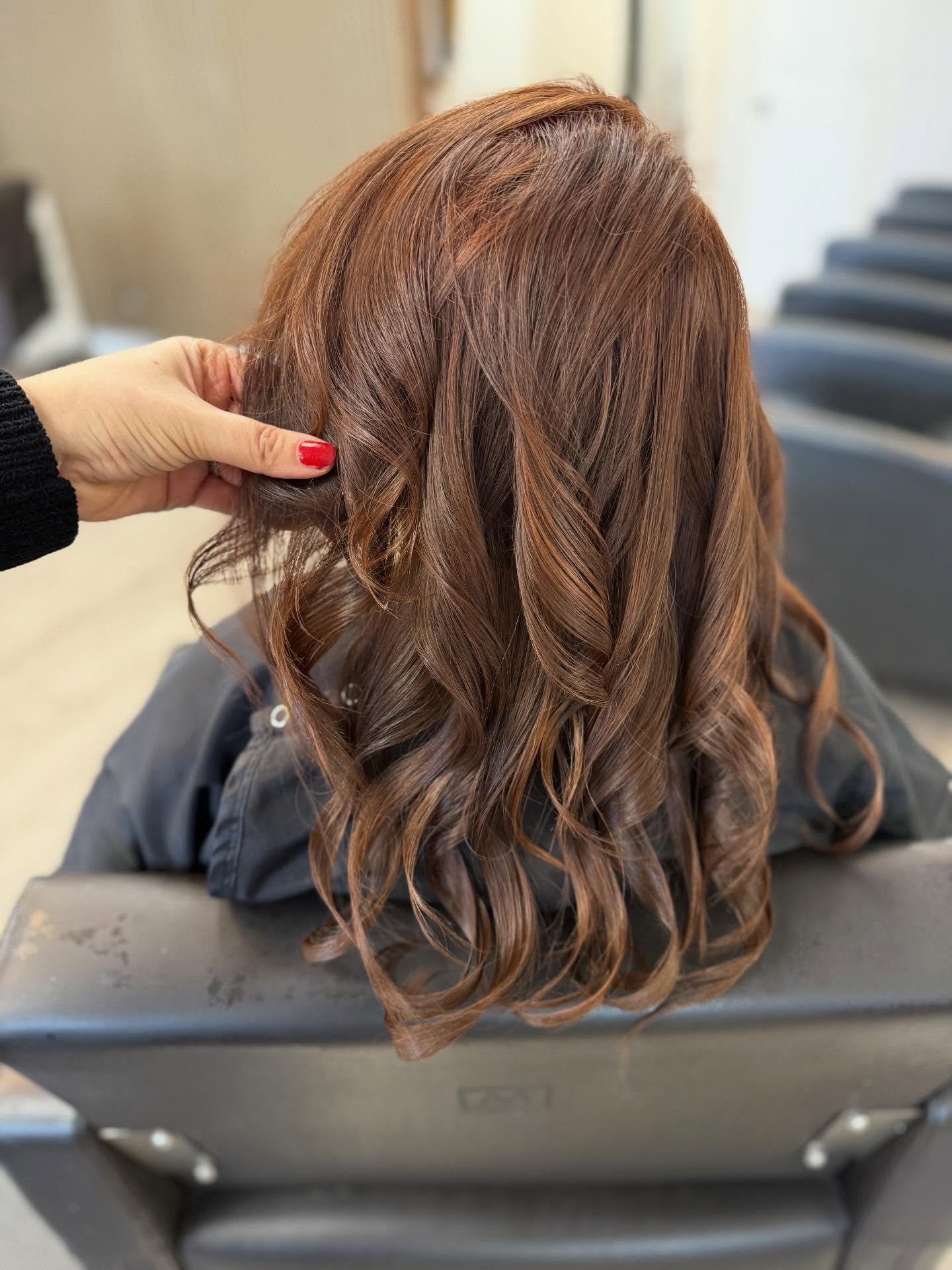 25 Stunning Brown Cinnamon Hair Color Ideas for 2026 27 Warm Cinnamon Brown Dimensional Waves