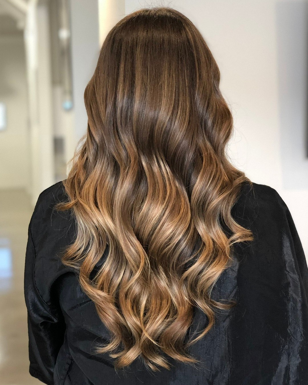 27 Stunning Fall Hair Colors for Brunettes 2026 5 Warm Honey Balayage On Walnut Brown Waves