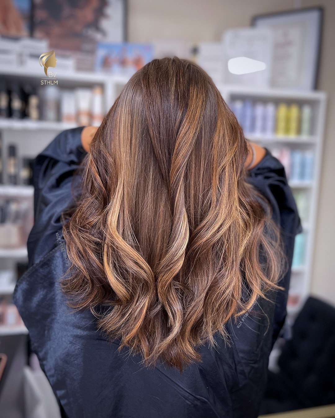 25 Stunning Fall Hair Colors for Brown Hair in 2026 4 Warm Honey Balayage With Loose Beach Waves