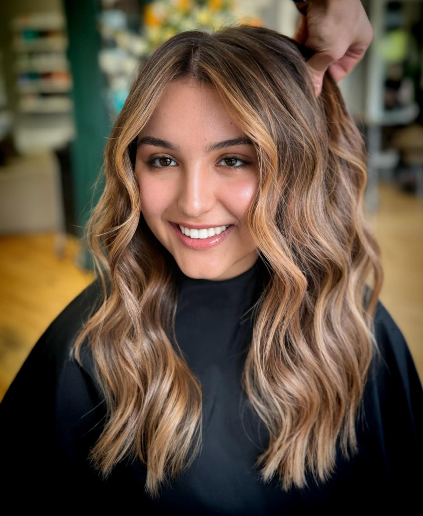 25 Stunning Fall Hair Colors for Brown Hair in 2026 26 Warm Honey Balayage With Loose Waves