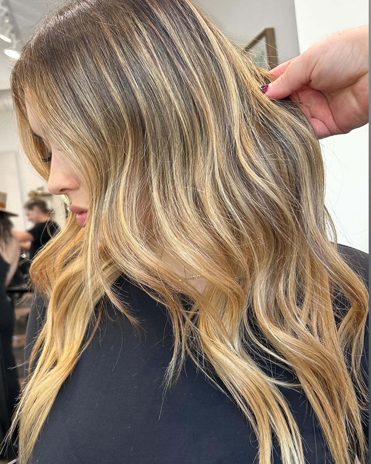 27 Stunning Fall Hair Colors for Blondes 2026 3 Warm Honey Balayage With Soft Beach Waves