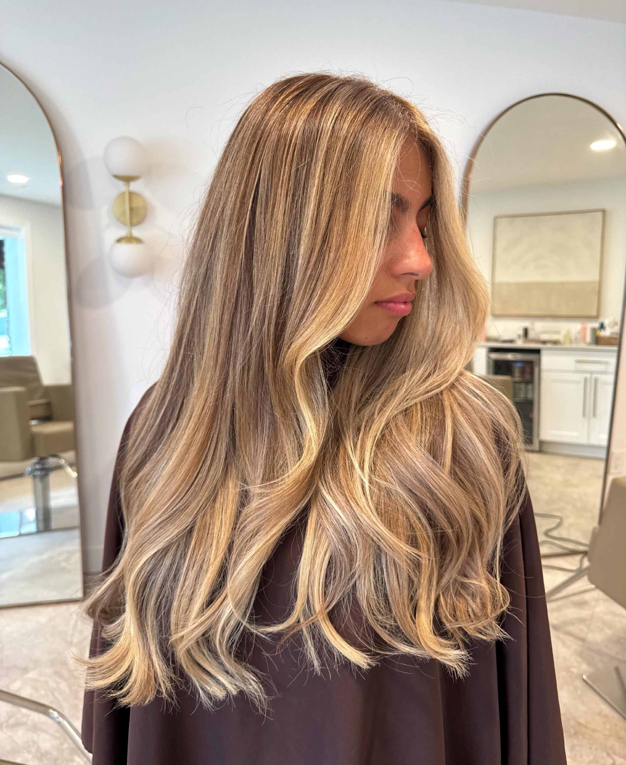 27 Stunning Fall Hair Colors for Blondes 2026 6 Warm Honey Blonde Balayage With Soft Beachy Waves