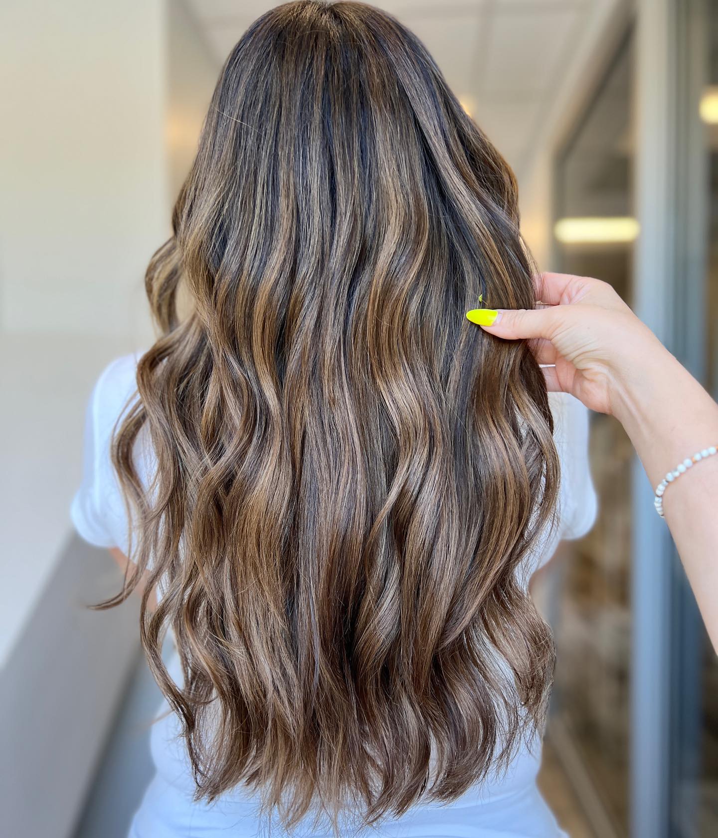 27 Fall Hair Colors 2026 You Need To See Now 15 Warm Honey Brown Balayage With Loose Waves