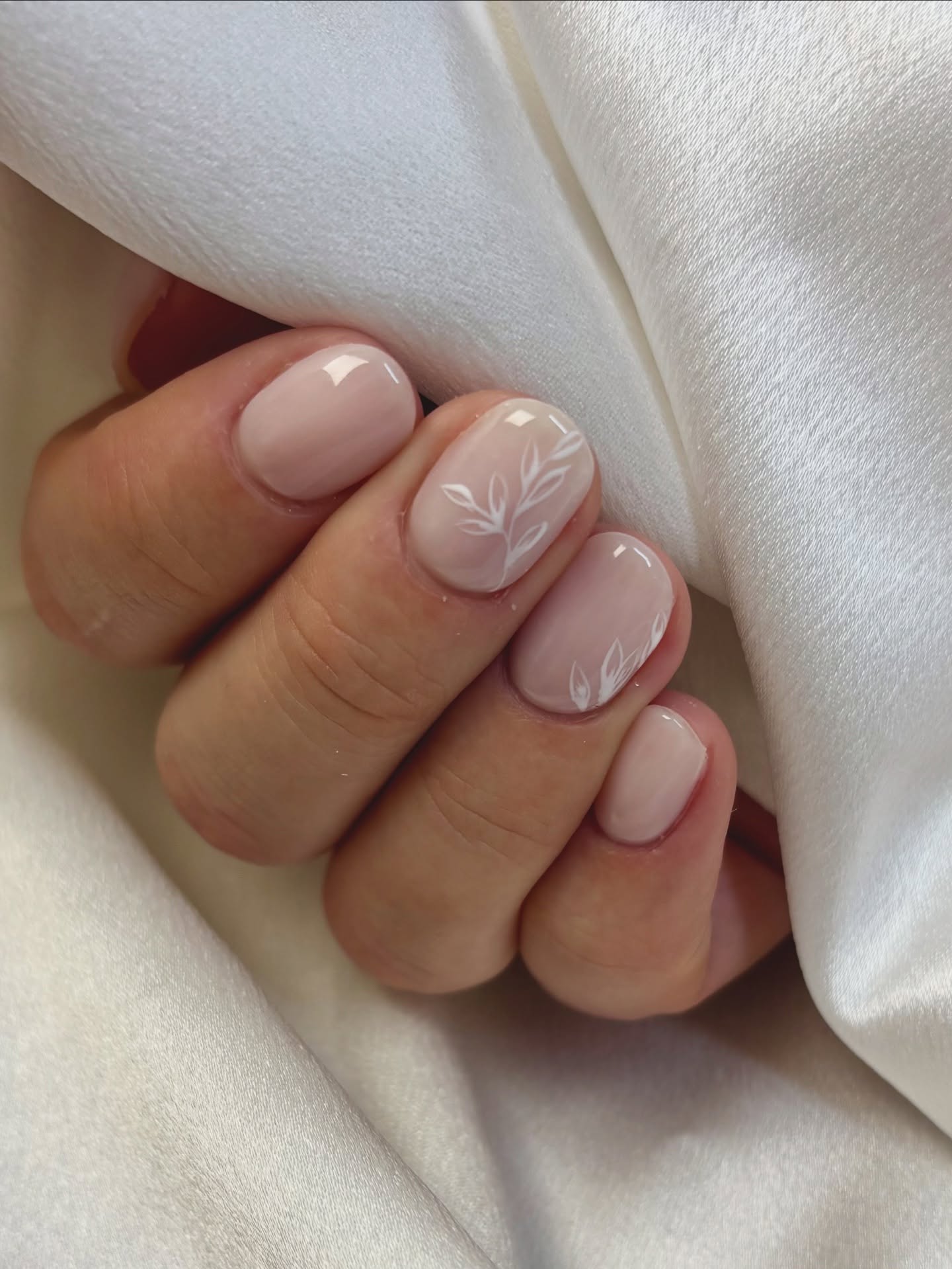 Ethereal White Leaf Accent Short Oval Nails