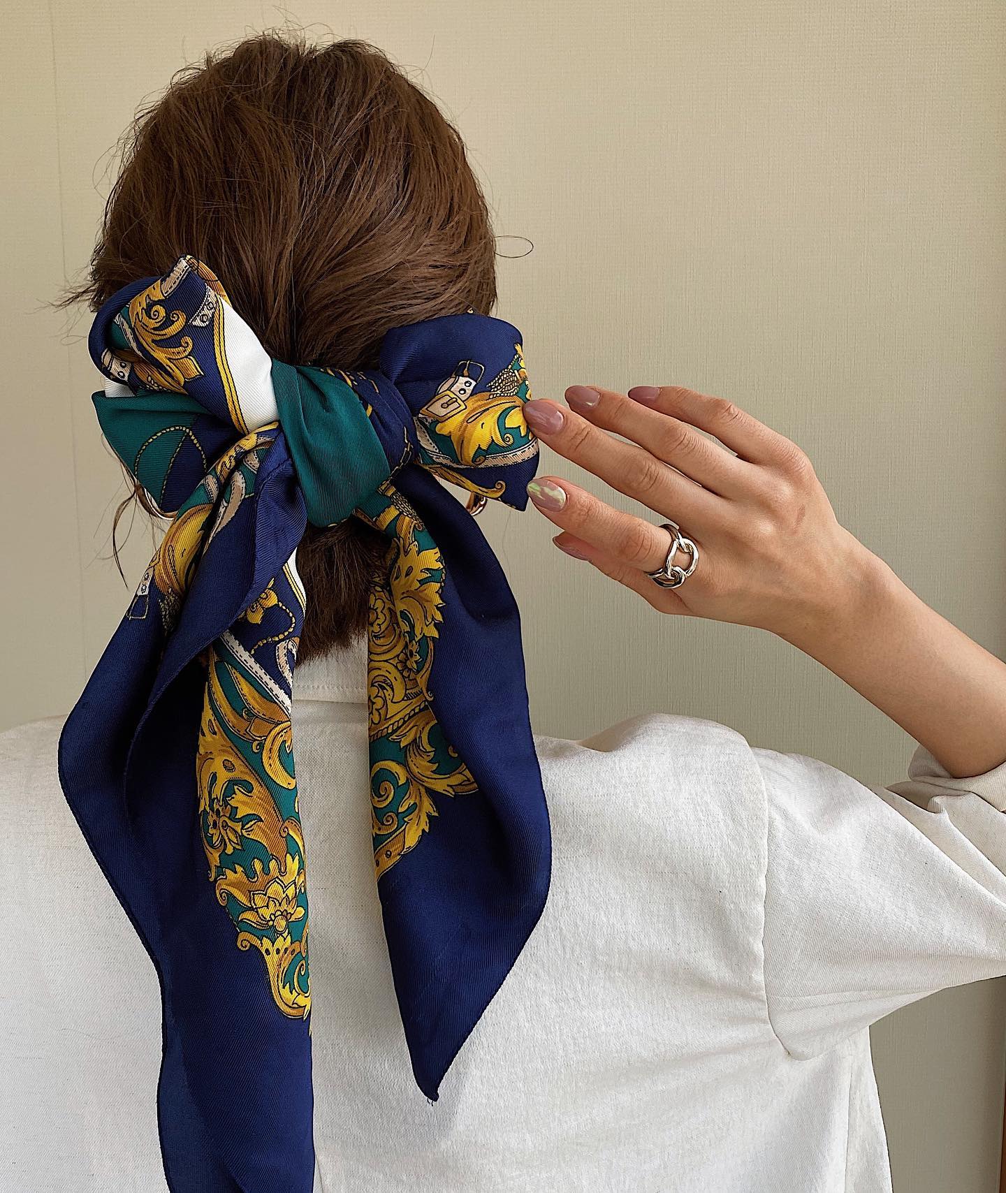Chic Scarf Bow Hairstyle For Collarbone Length Hair