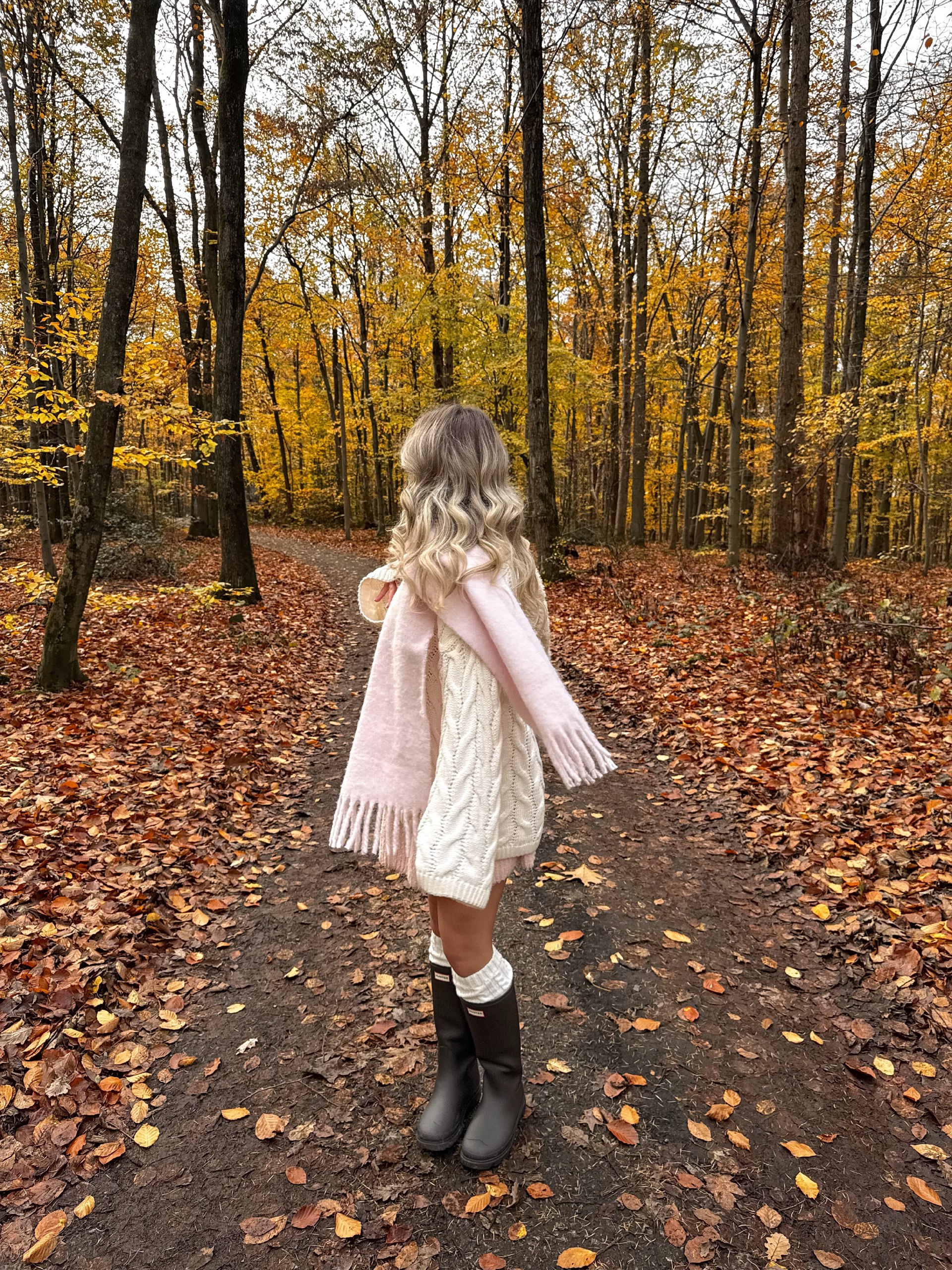 Chunky Cable Knit Sweater With Tall Rain Boots
