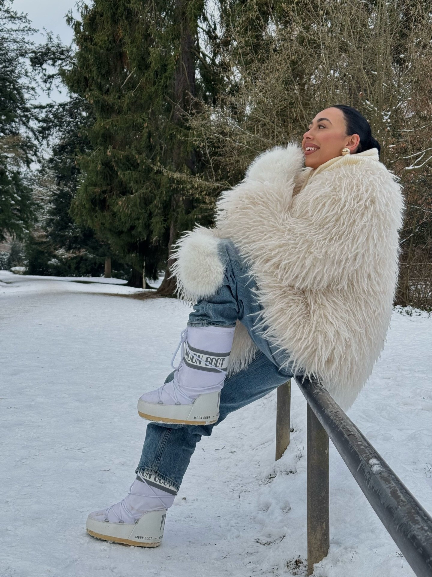 Cozy Faux Fur And Moon Boots Winter Street Style
