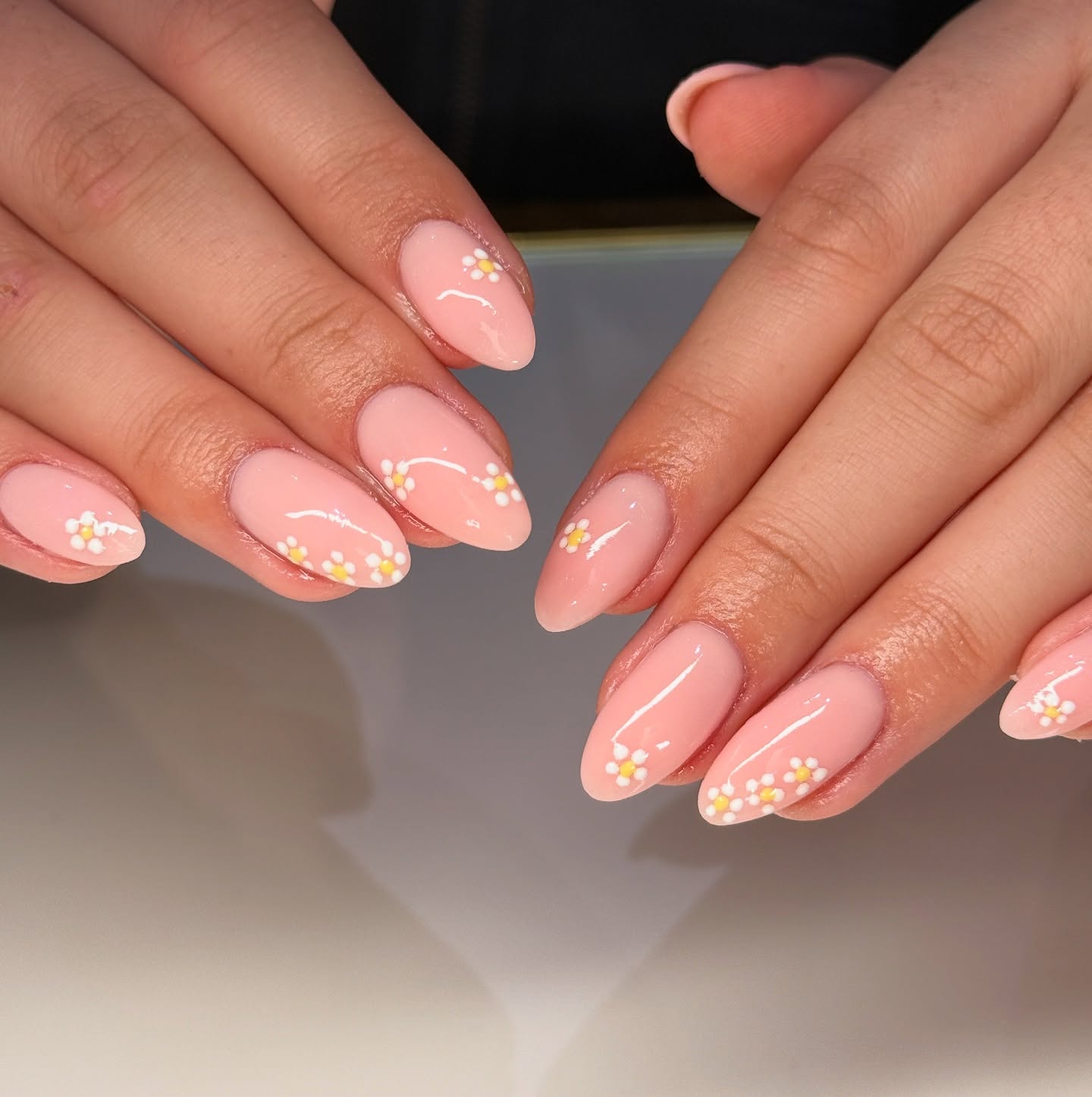 Dainty Daisy Almond Gel Nails