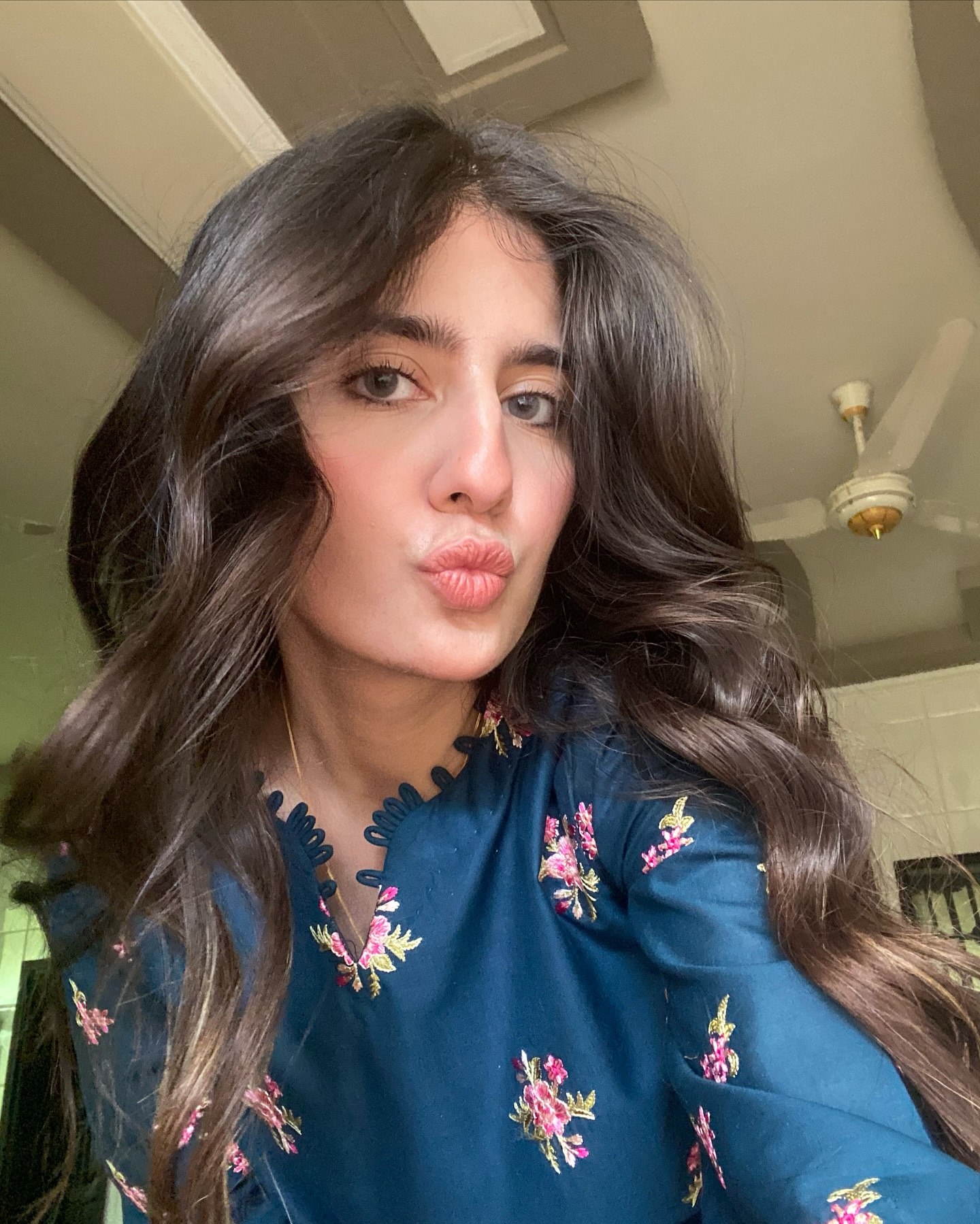Effortless Loose Waves With Face Framing