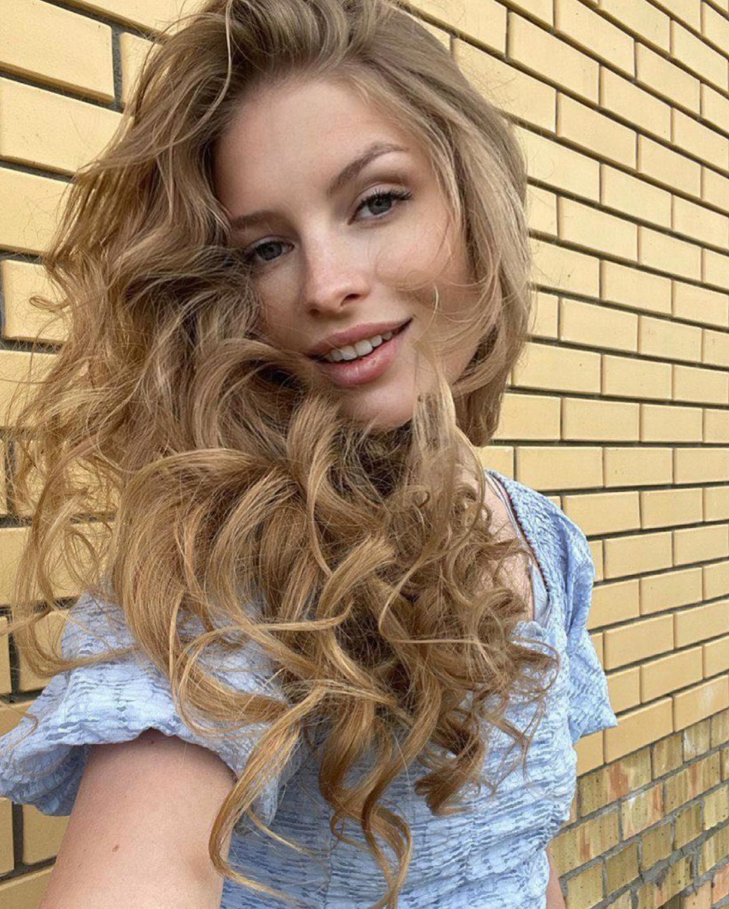 Effortless Tousled Waves With Honey Blonde Highlights