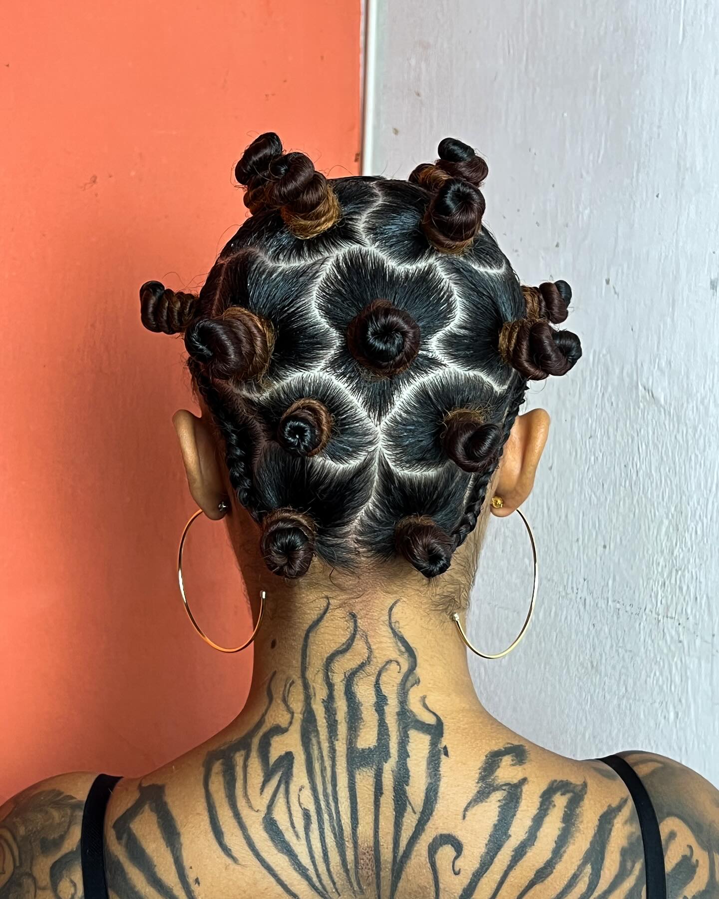 Geometric Bantu Knots With Brown Highlights