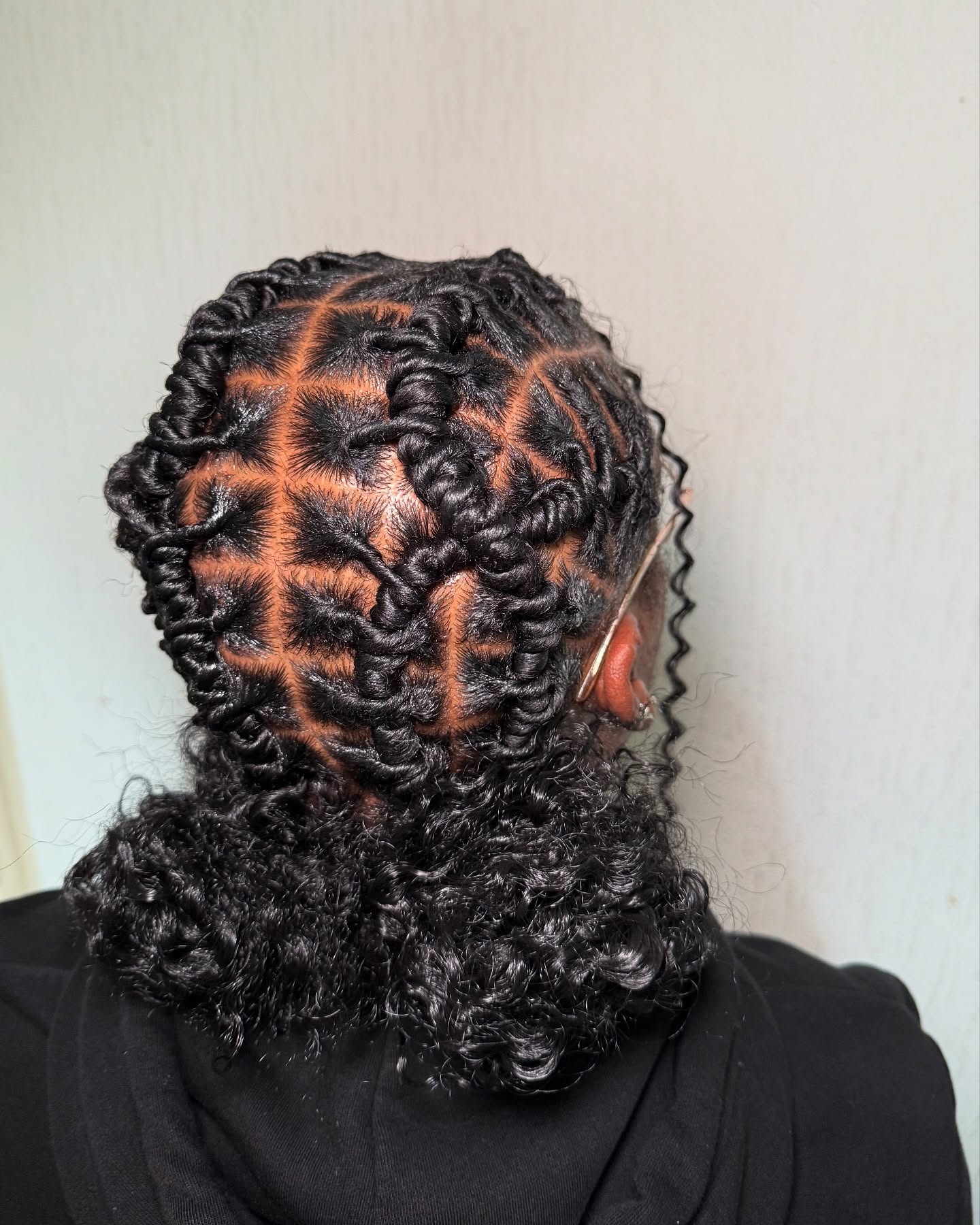 Geometric Barrel Twists With Curly Tail