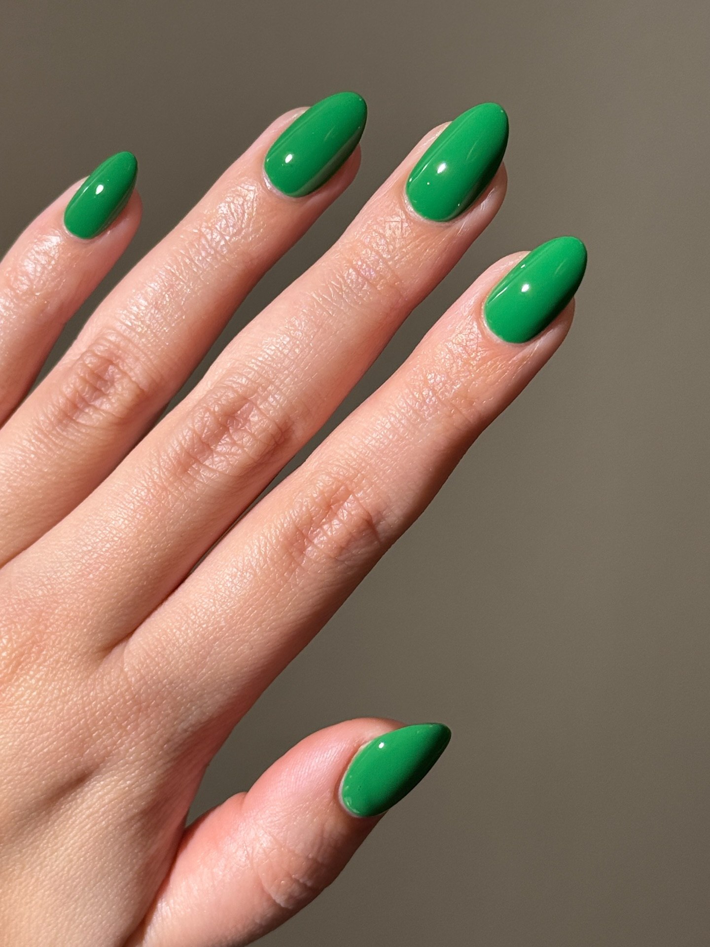 Vibrant Emerald Green Glossy Oval Nails