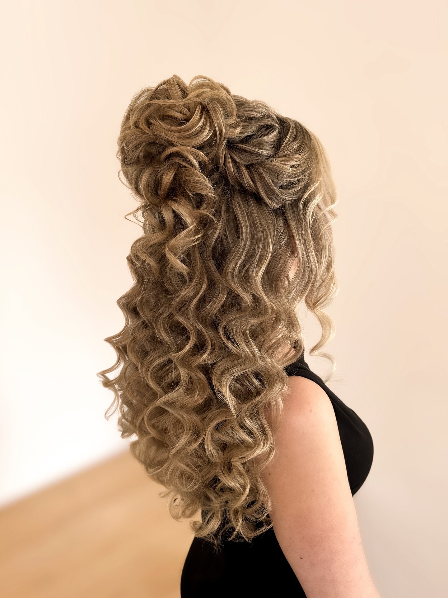 Voluminous Half-Up Curls For A Glamorous Prom Look