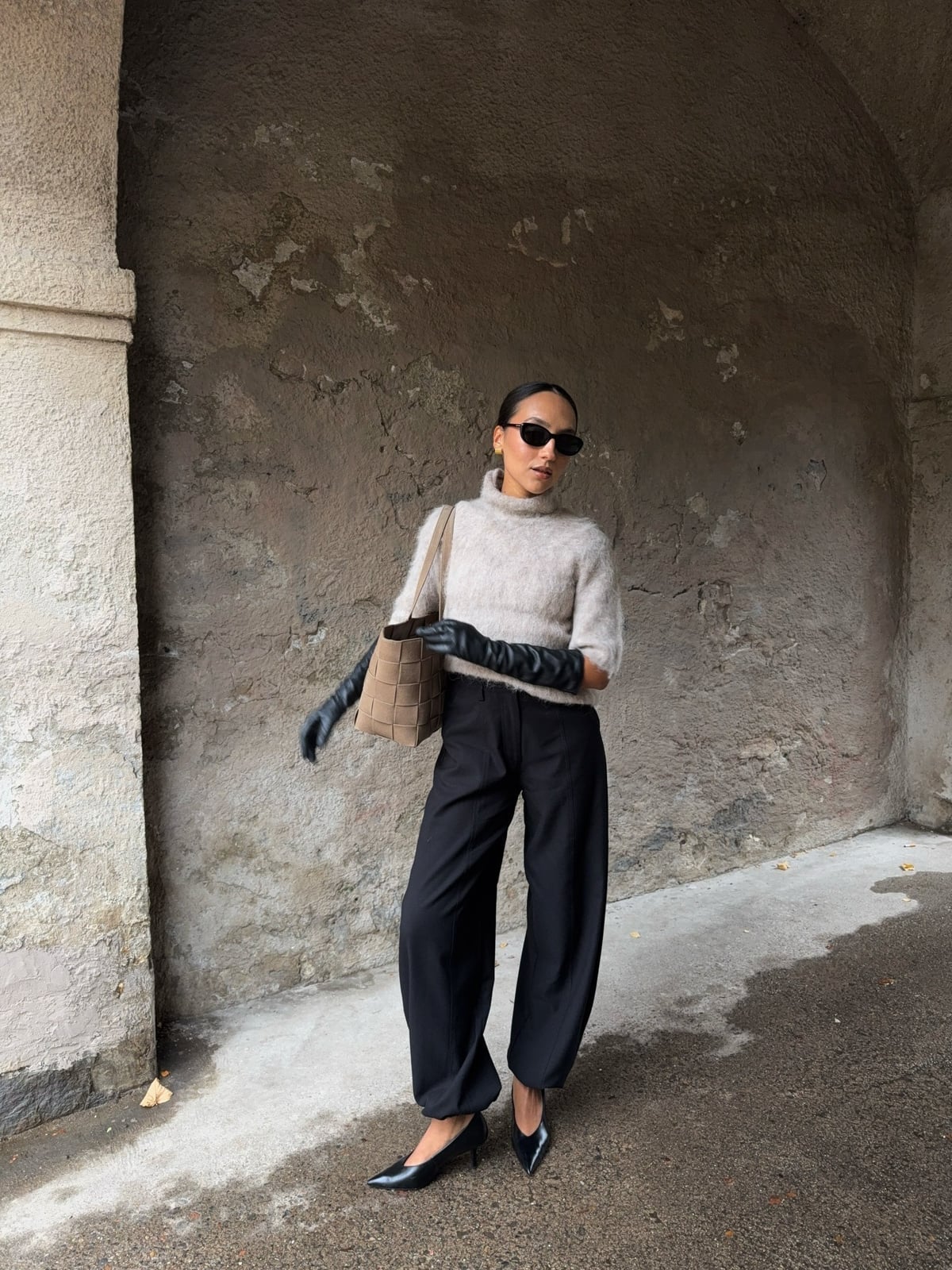 Beige turtleneck with black wide-leg trousers and tan tote — Casual Winter Outfits