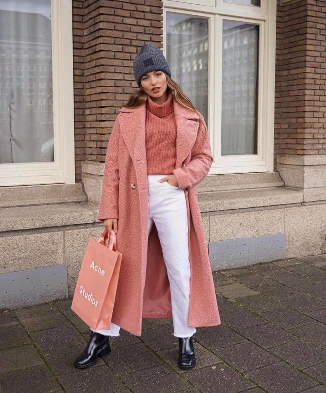 Striped faux fur coat with gray top and blue wide-leg jeans — Casual Winter Outfits