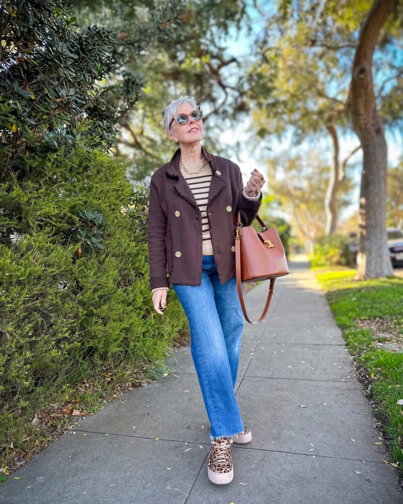 Brown jacket with striped sweater and leopard sneakers — Casual Winter Outfits