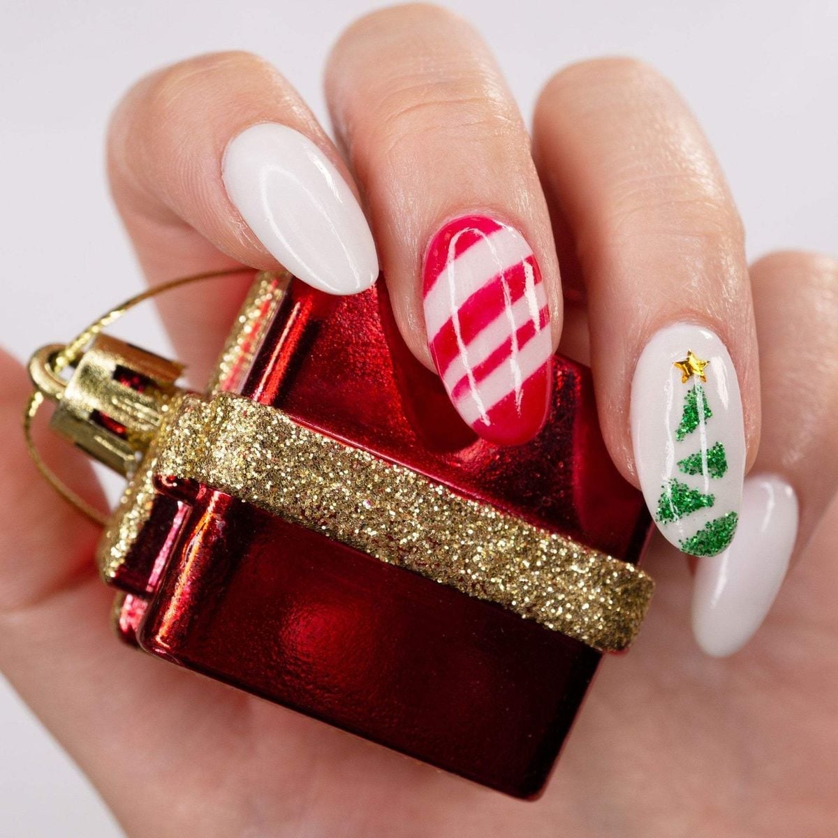 Gift Box Snowflake White Red Oval Nails Gift Box Snowflake White Red Oval Nails — Christmas Dip Nails