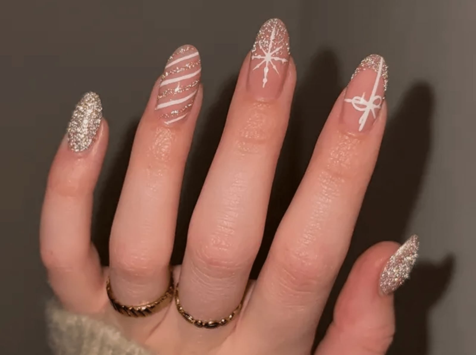 Snowflake Stripe Gold Glitter Medium Almond Nails Snowflake Stripe Gold Glitter Medium Almond Nails — Christmas Dip Nails