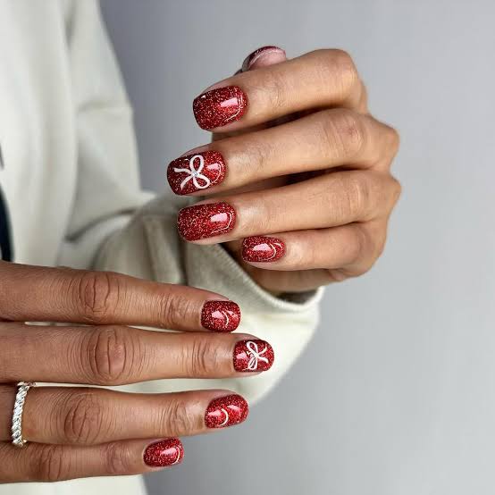 Red Glitter White Bow Short Square Nails Red Glitter White Bow Short Square Nails — Christmas Dip Nails